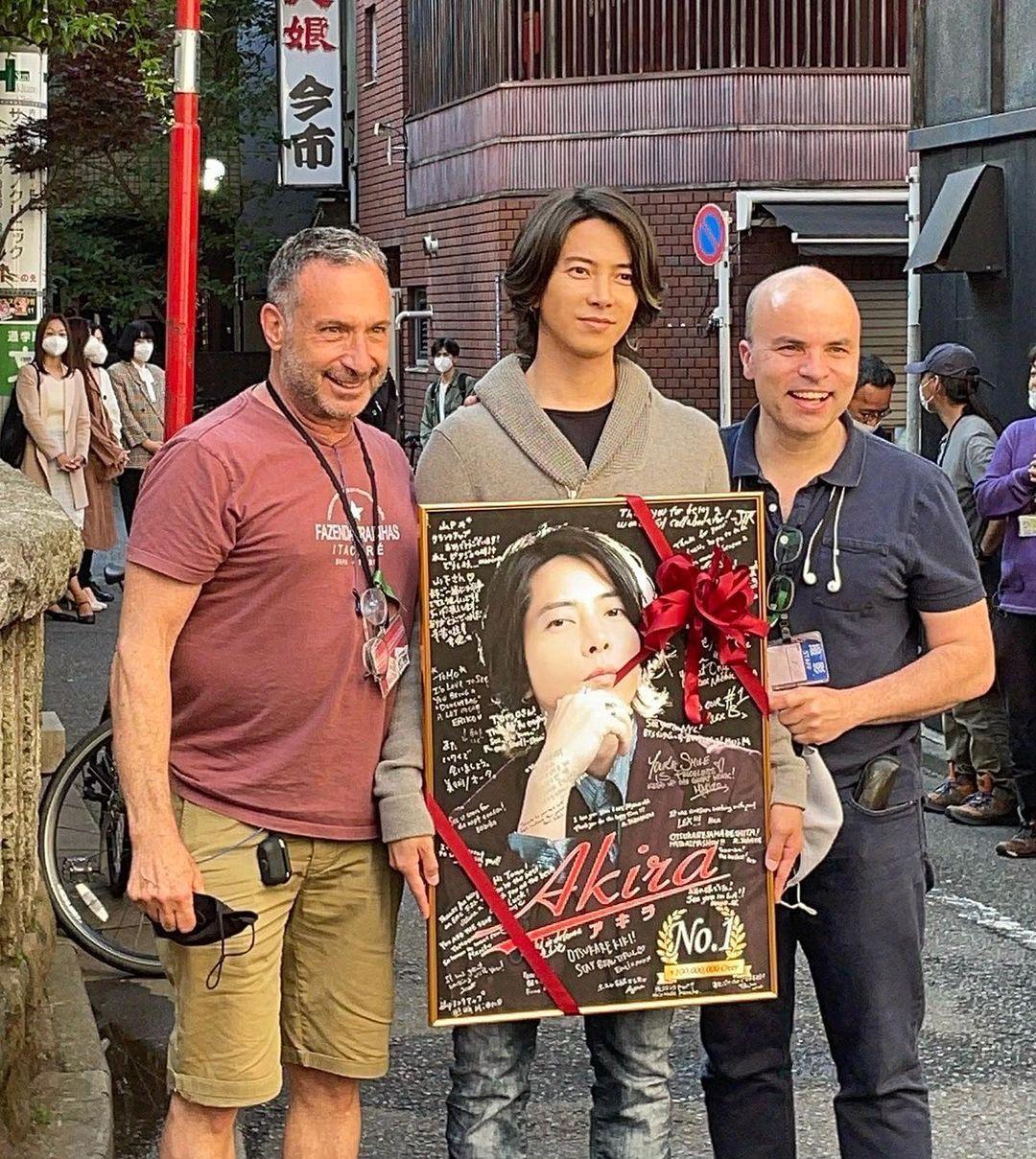 山下智久(中)在美劇《東京之惡》(Tokyo Vice)飾演一名牛郎,他透過甄選靠自己的力量拿下演出機會。(翻攝自山下智久Instagram)