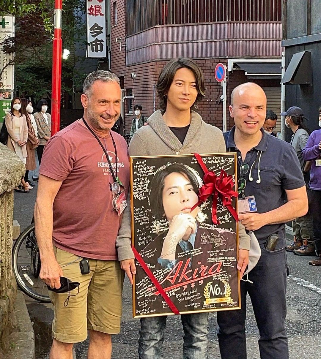 山下智久(中)在美劇《東京之惡》(Tokyo Vice)飾演一名牛郎,他透過甄選靠自己的力量拿下演出機會。(翻攝自山下智久Instagram)