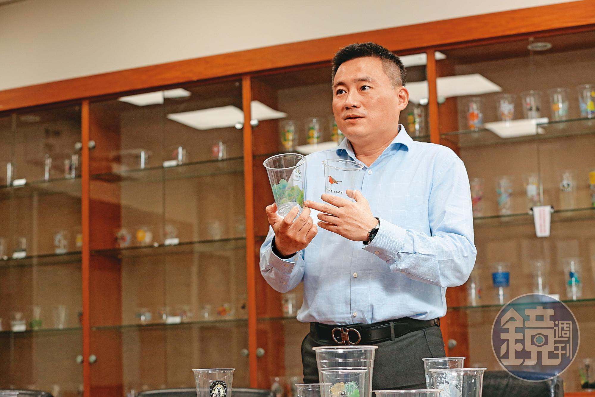 「塑膠杯一哥」瑞興工業副總潘威志表示,環保署限塑令一出,迫使公司投入生物可分解塑膠杯開發。