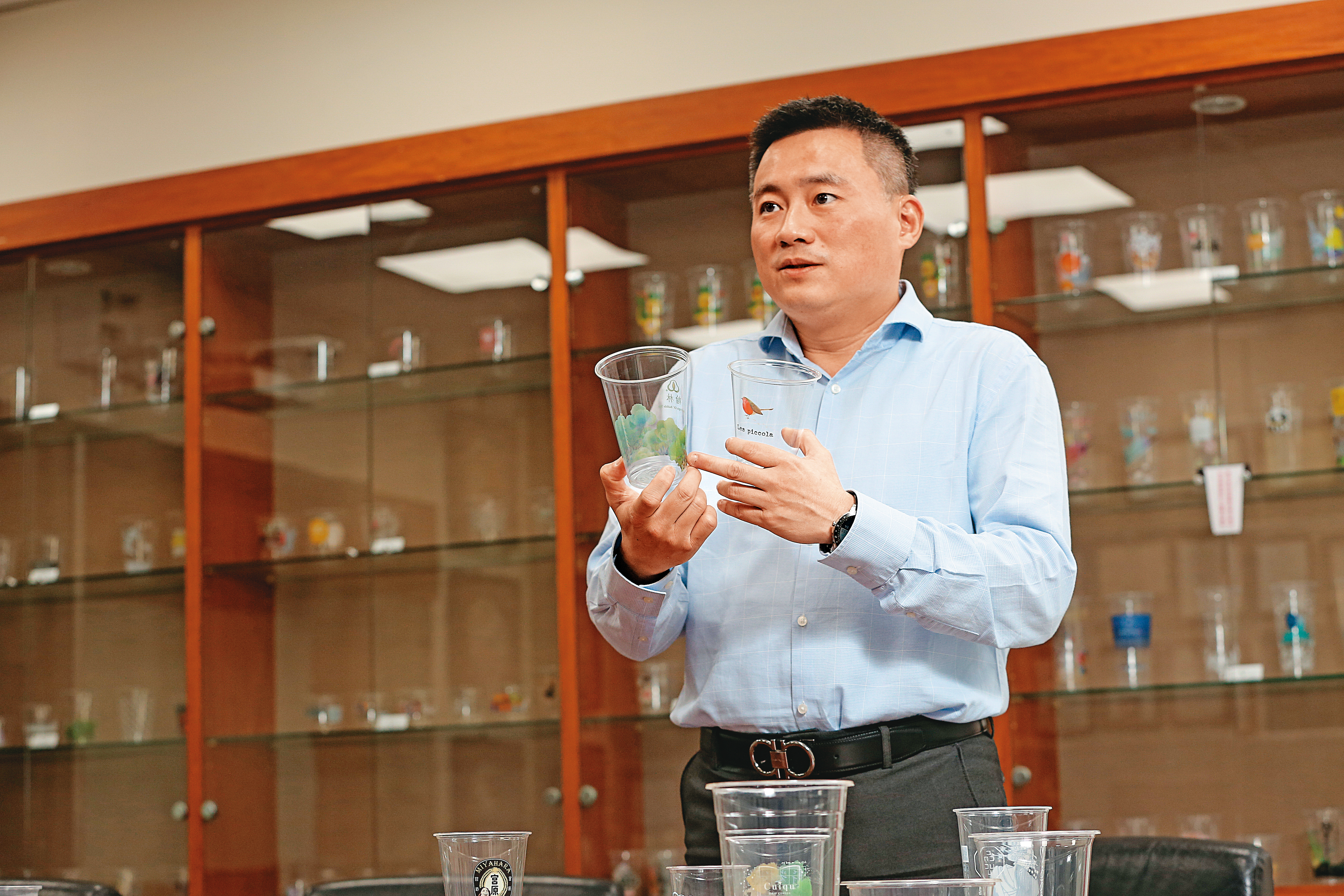 「塑膠杯一哥」瑞興工業副總潘威志表示，環保署限塑令一出，迫使公司投入生物可分解塑膠杯開發。