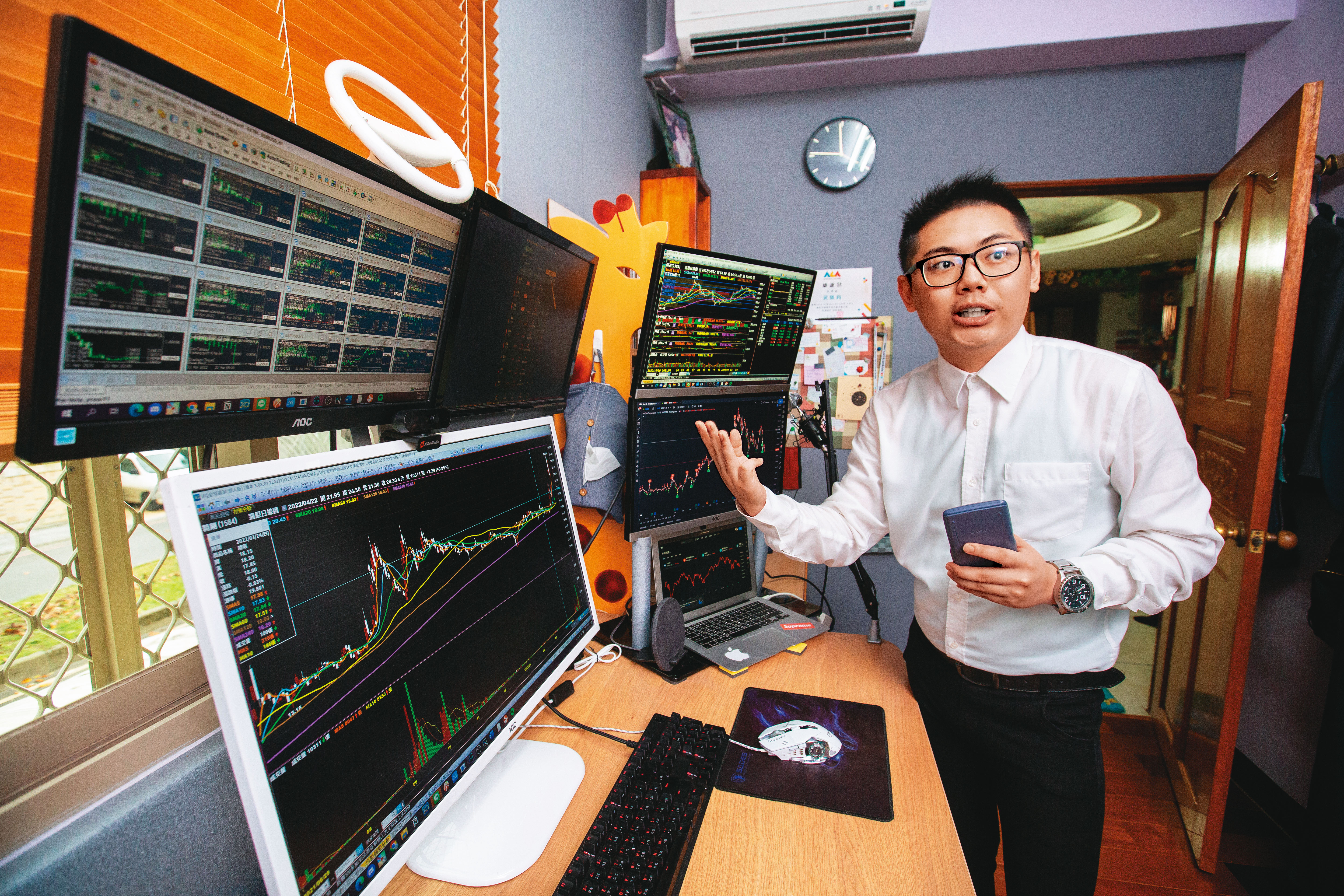 邊聽電音歌曲邊研究交易策略，是8年級生小路的投資日常。