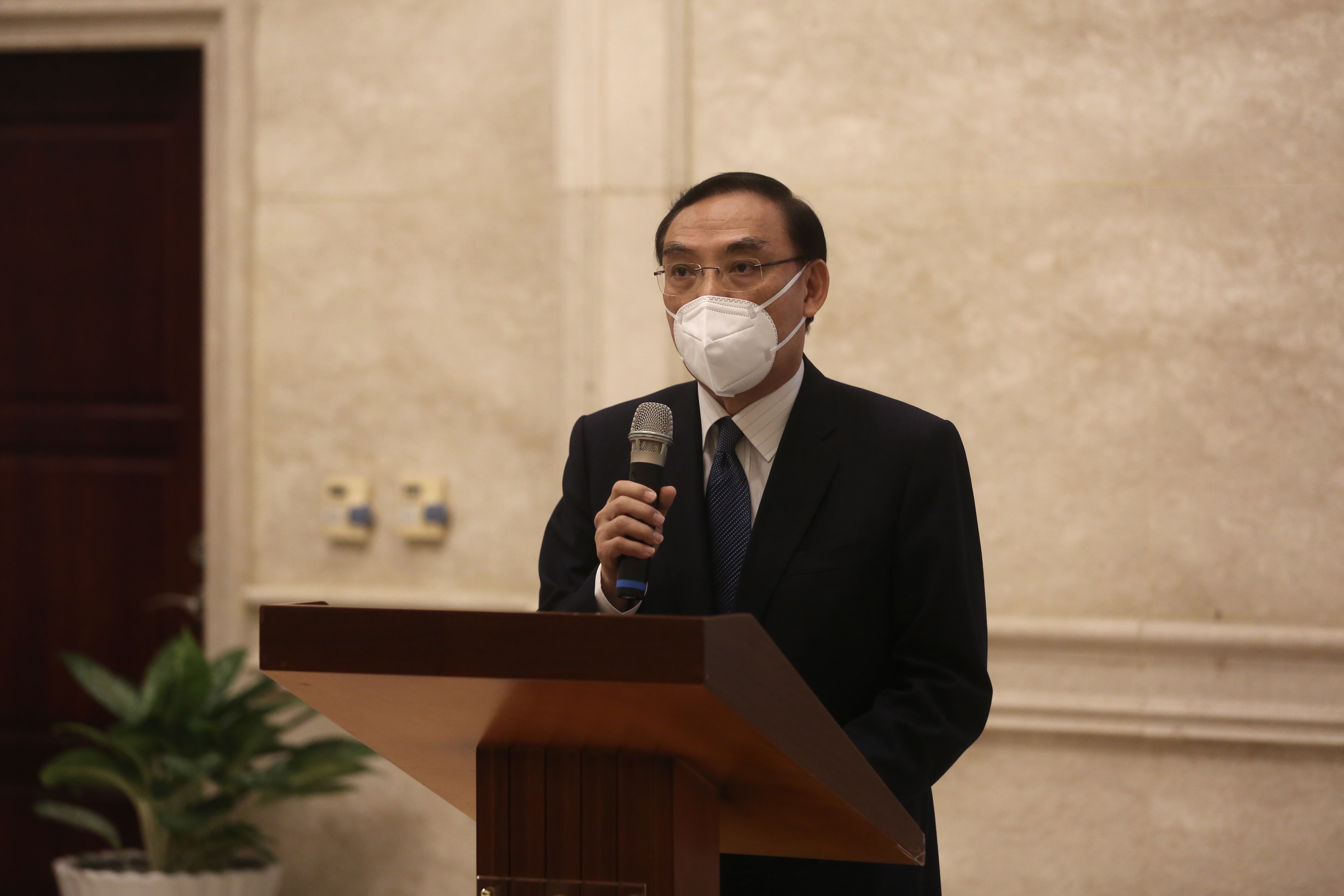 法務部長蔡清祥要求檢警調廉一起合作查賄,嚴查社群平台的選舉假訊息,並杜絕境外勢力介入。