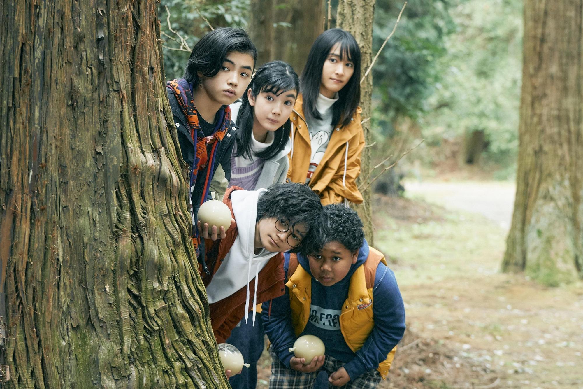 新垣結衣(右後)在《GHOST BOOK 妖怪圖鑑》中飾演老師,與學生們一起展開異世界冒險。(翻攝自《GHOST BOOK 妖怪圖鑑》官方Twitter)