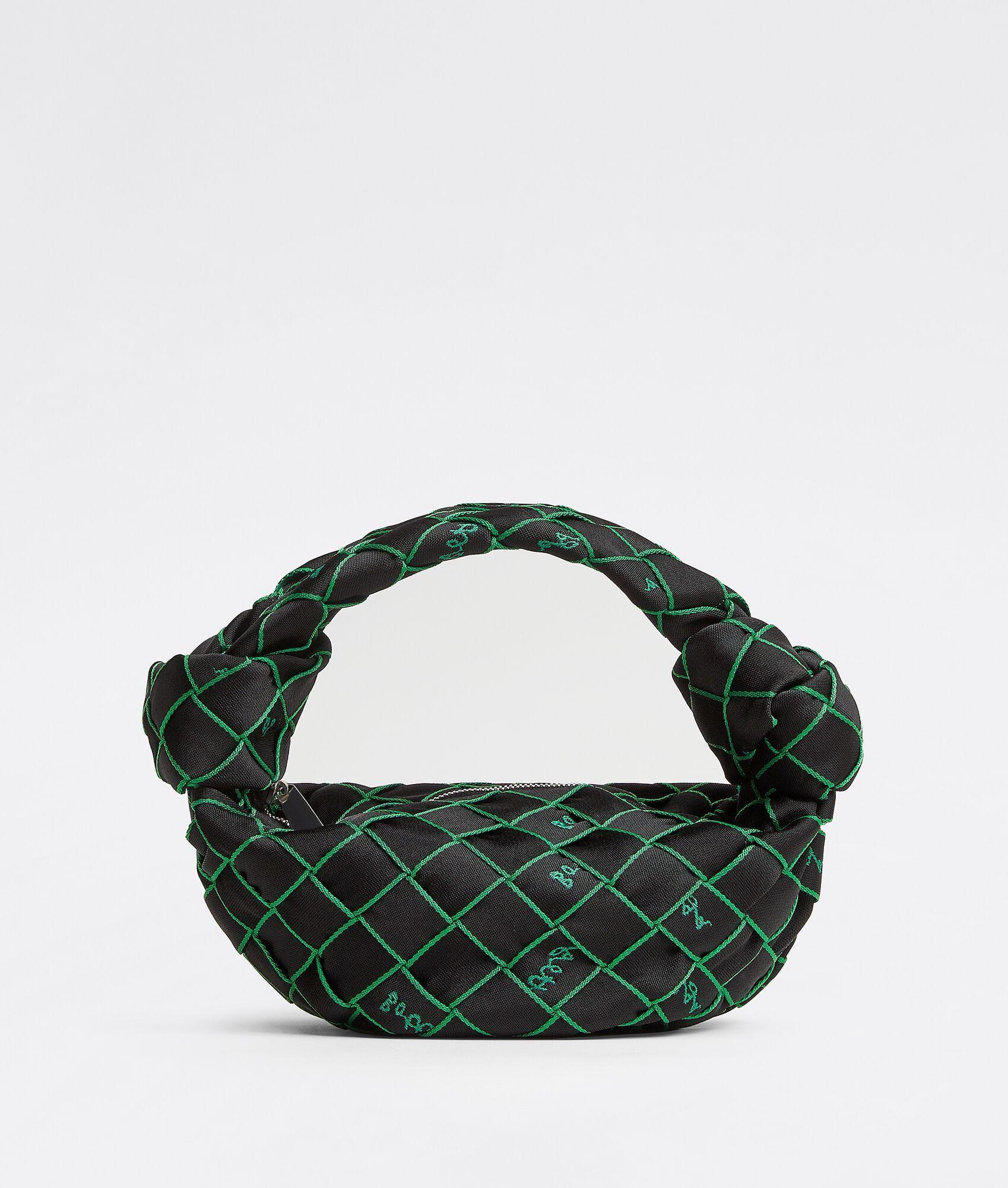 黑色Double Knot 字母刺繡手提包 NT$ 71,500 Bottega Veneta。（Bottega Veneta提供）