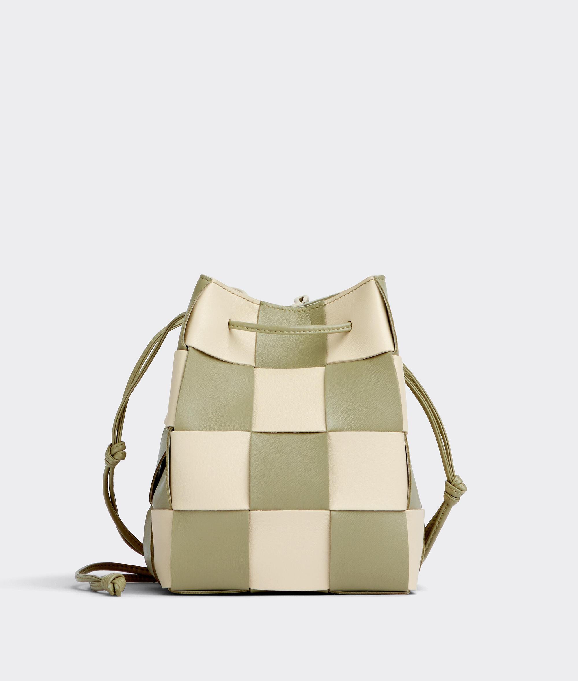 Cassette 皮革撞色編織水桶包 NT$ 43,900 Bottega Veneta。（Bottega Veneta提供）