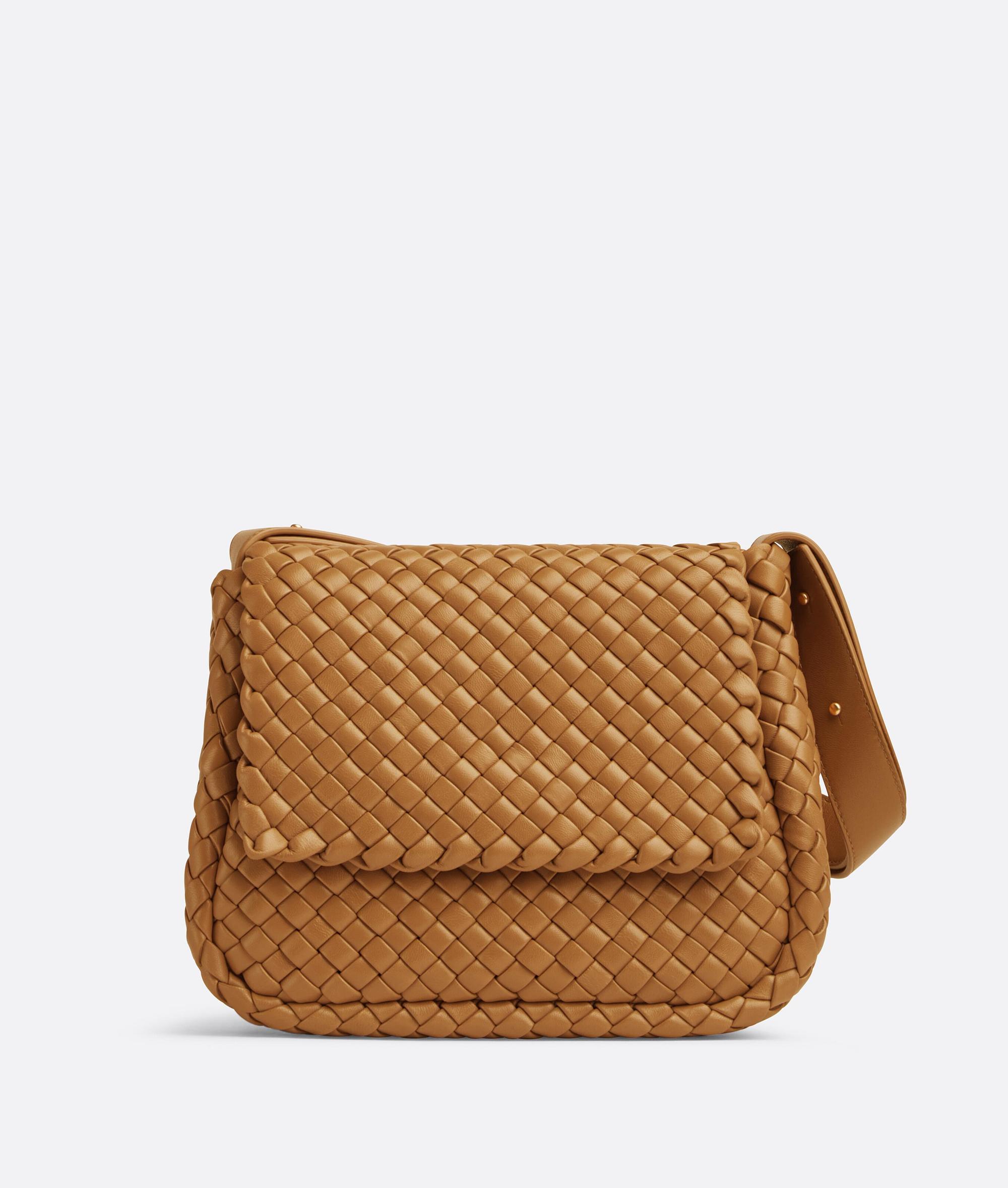 Cobble 皮革編織肩背包 NT$ 143,700 Bottega Veneta。（Bottega Veneta提供）