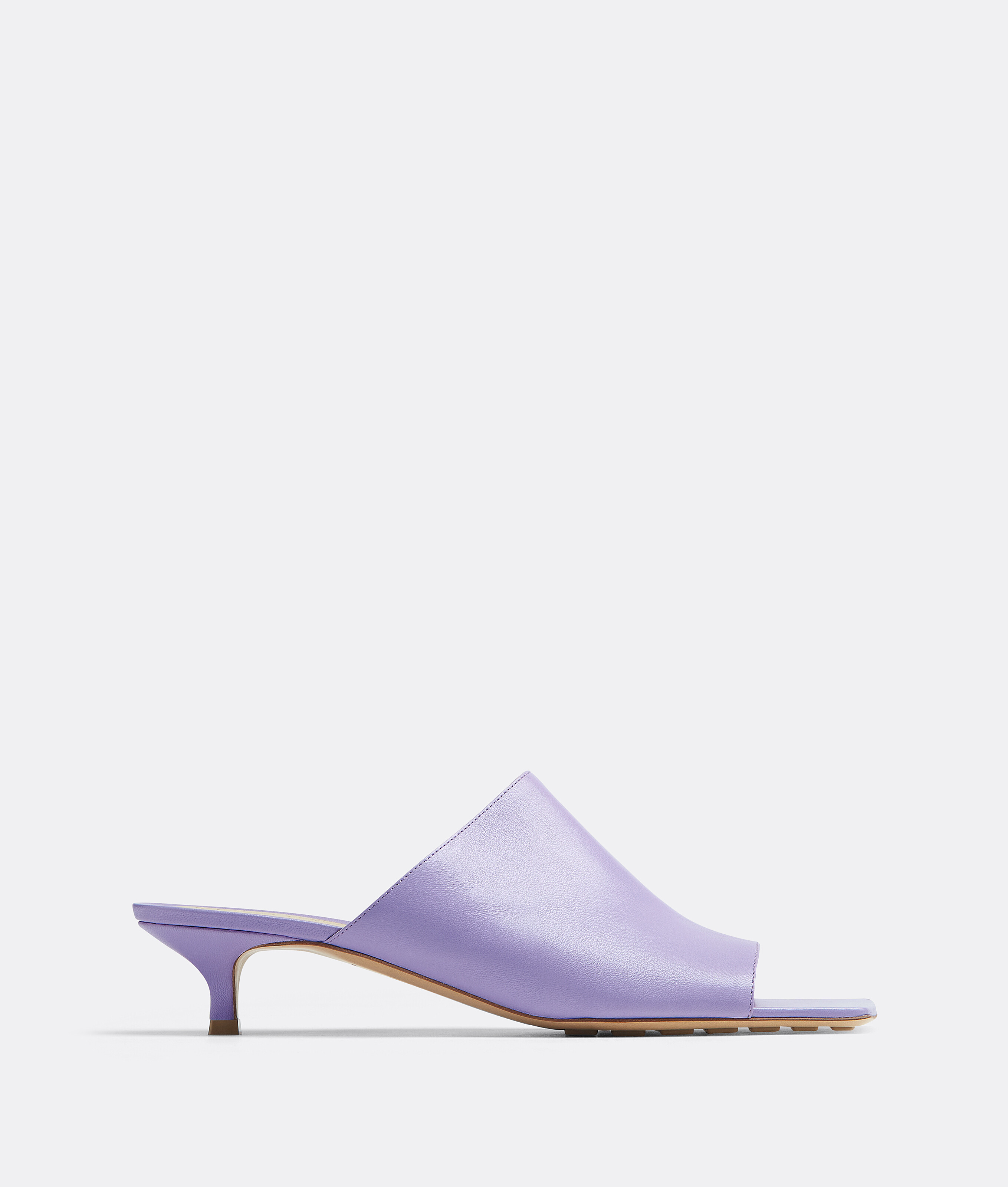 Stretch 方頭低跟鞋 NT$ 26,800 Bottega Veneta。（Bottega Veneta提供）