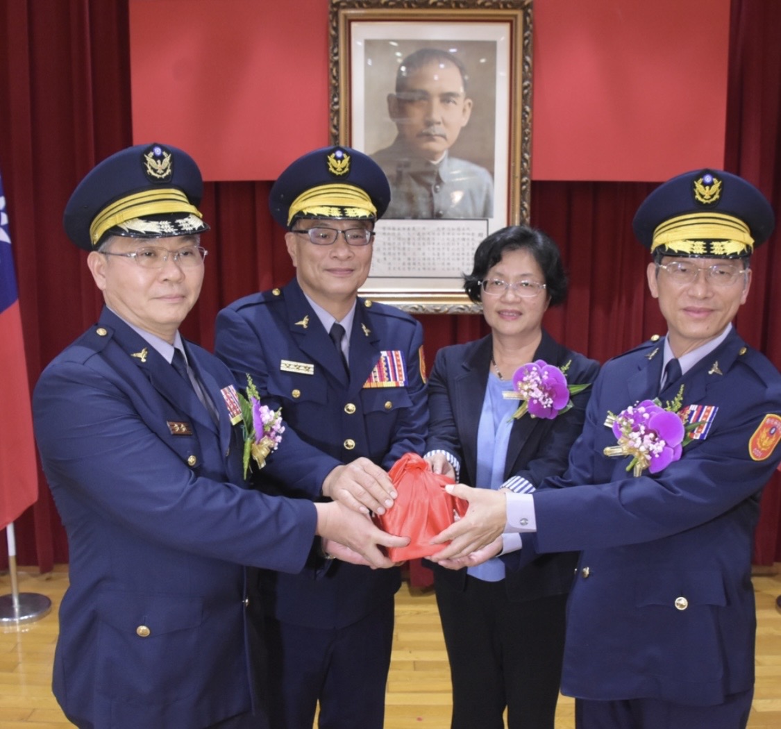 許錫榮（右一）前年接任彰化縣警局長，原局長方仰寧升任警政署警政委員。（翻攝彰化縣警局官網）