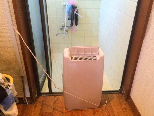 台電粉絲團提醒,移動除濕機時有2大「NG動作」千萬不要做。(示意圖,photoAC)
