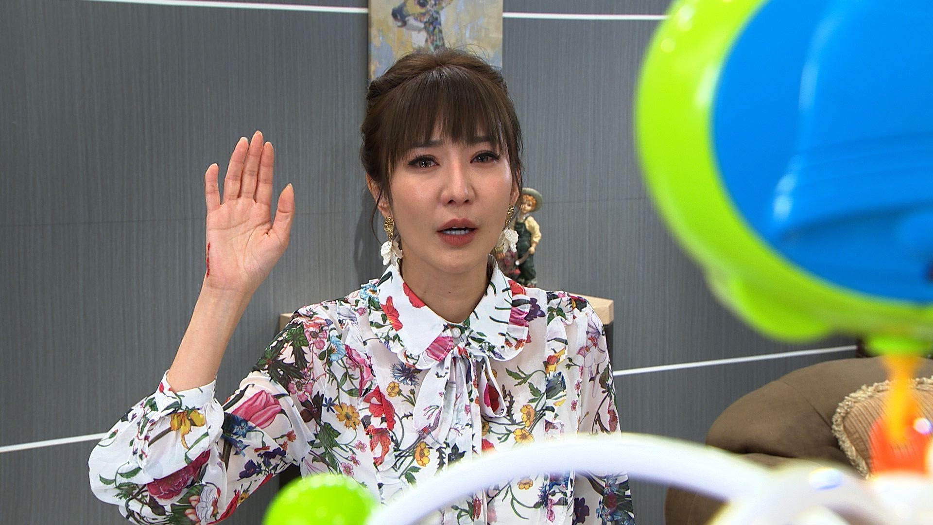 羅巧倫表示拍戲需要很大的體力，需要補充保健食品來迎戰。（民視提供）