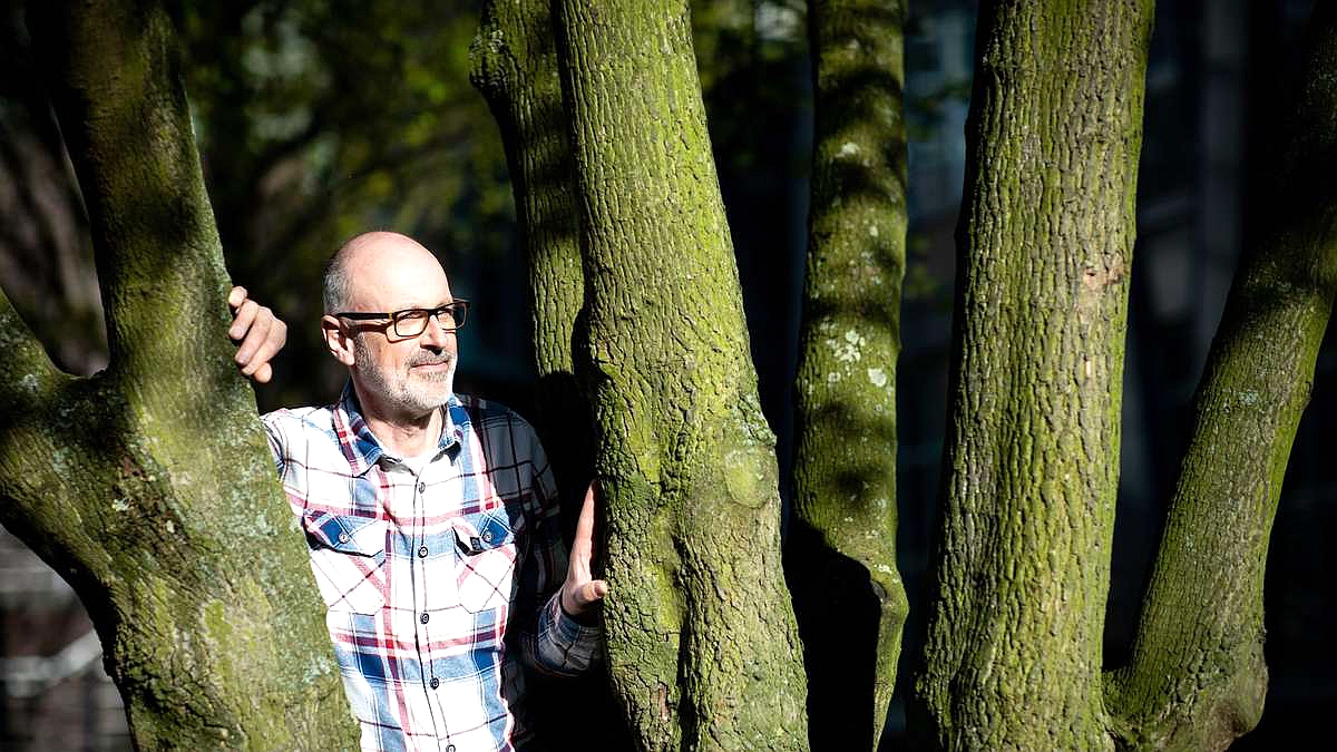 彼德沃雷本曾任職25年的林務工作，他愛樹成痴，感慨現今伐木太過嚴重，以致原始純淨的森林已愈來愈少。（海鵬）