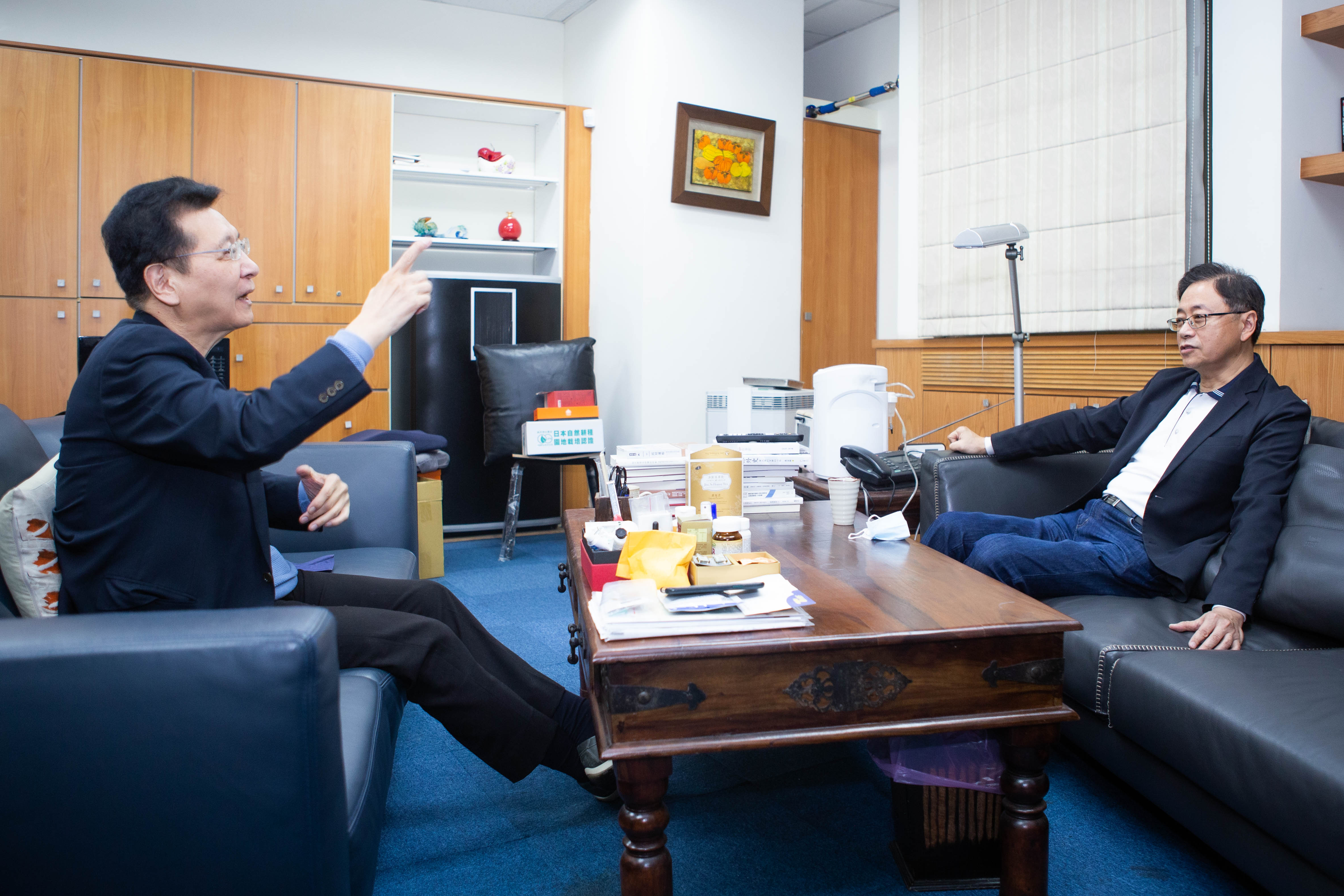 國民黨桃園市長提名人張善政（右）今前往拜會中廣董事長趙少康（左）。（趙少康辦公室提供）