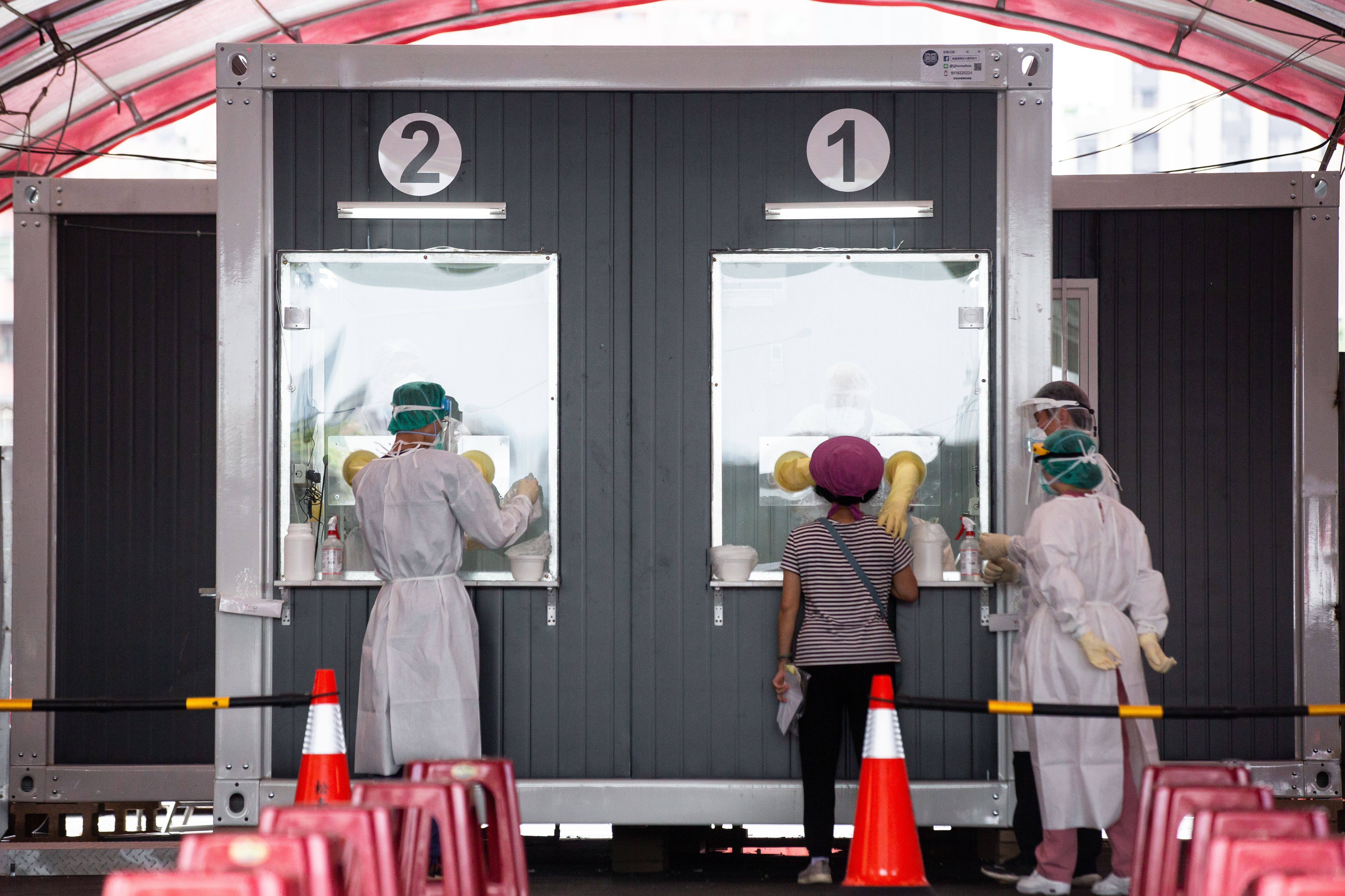 指揮中心宣布，明日起全面實施快篩陽性經醫師診斷即確診，不用再做PCR，不過6種情況仍可做。（本刊資料照）