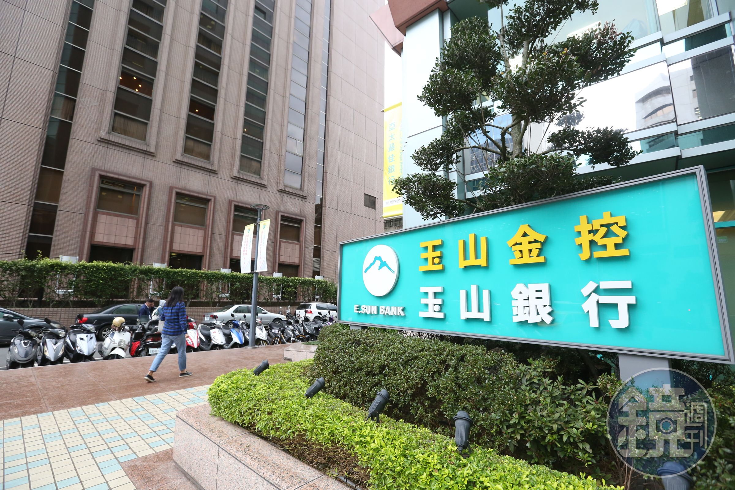 股海老牛認為玉山金連續17年都配發股票股利，獲利也都正成長，因此繼續抱緊處理。