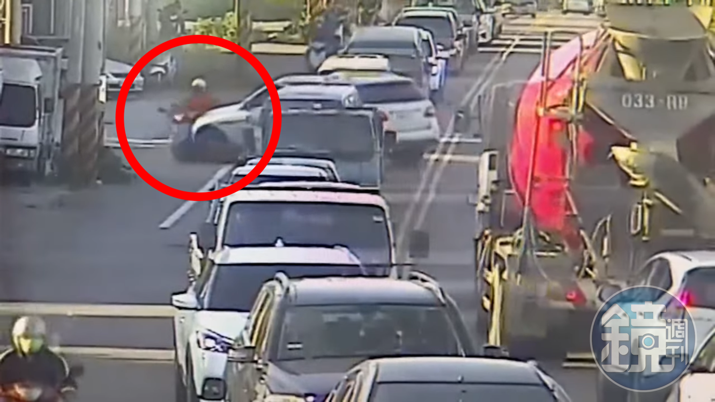 天虹科技副總羅偉瑞開車違規跨越雙黃線，撞死對向直行戴姓機車騎士，事後引發一連串風波。（翻攝自YouTube）