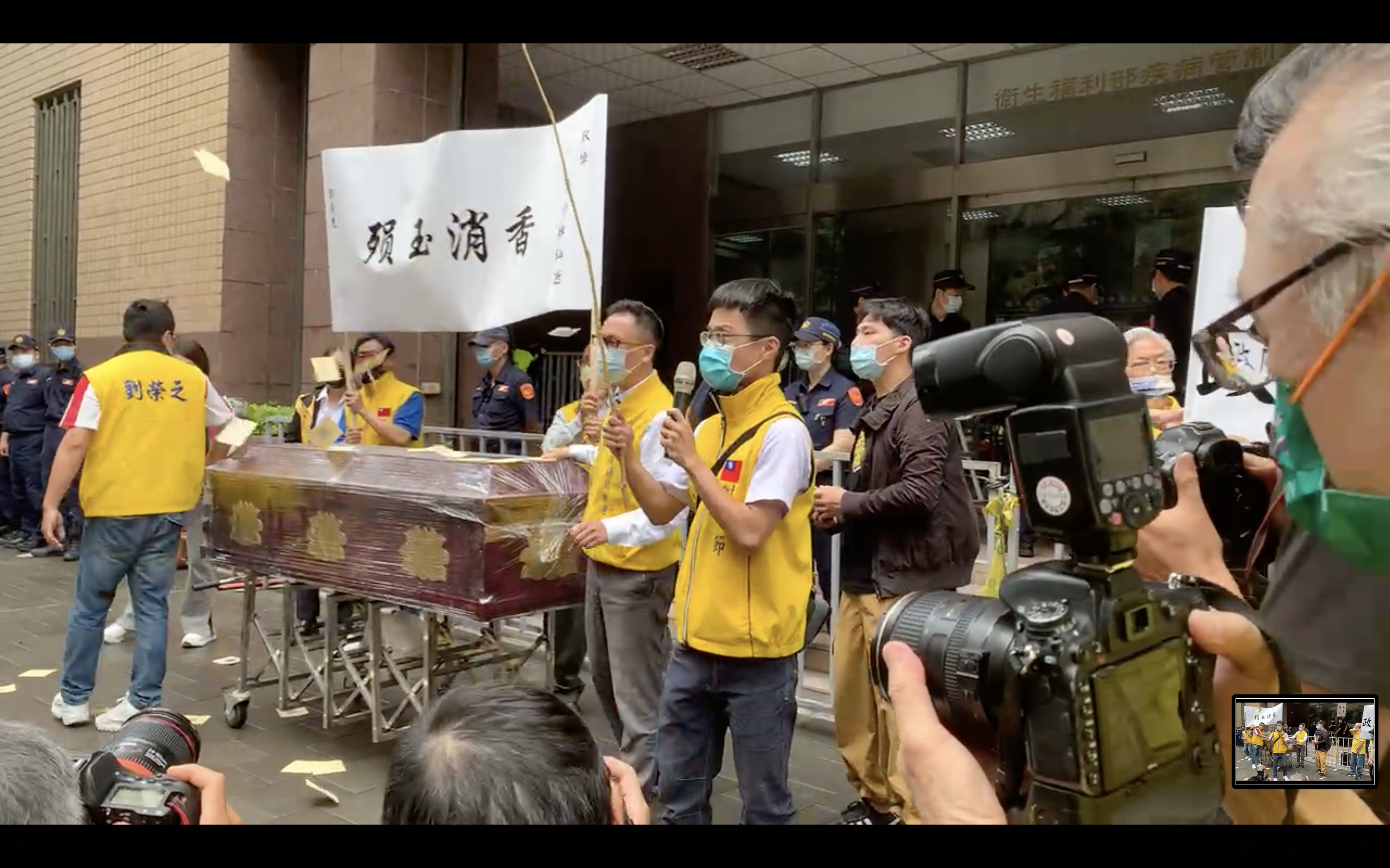 對於16歲的女兒打疫苗後猝死，卻遲遲得不到死因，讓家屬怒抬棺到疾管署前抗議。（翻攝自藥師監督·松信郭榮先臉書）