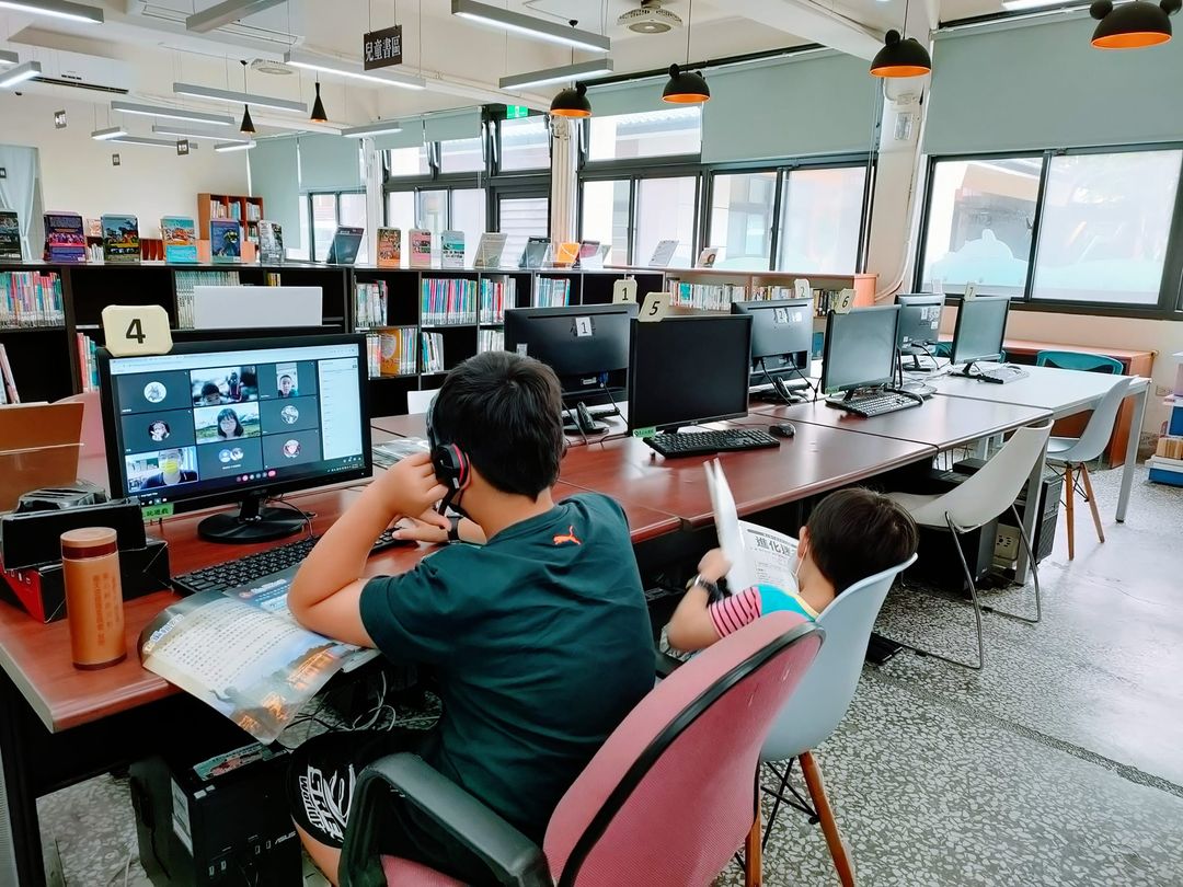 男童帶著弟弟到圖書館上網課。（翻攝館長小編的圖書館日常臉書）