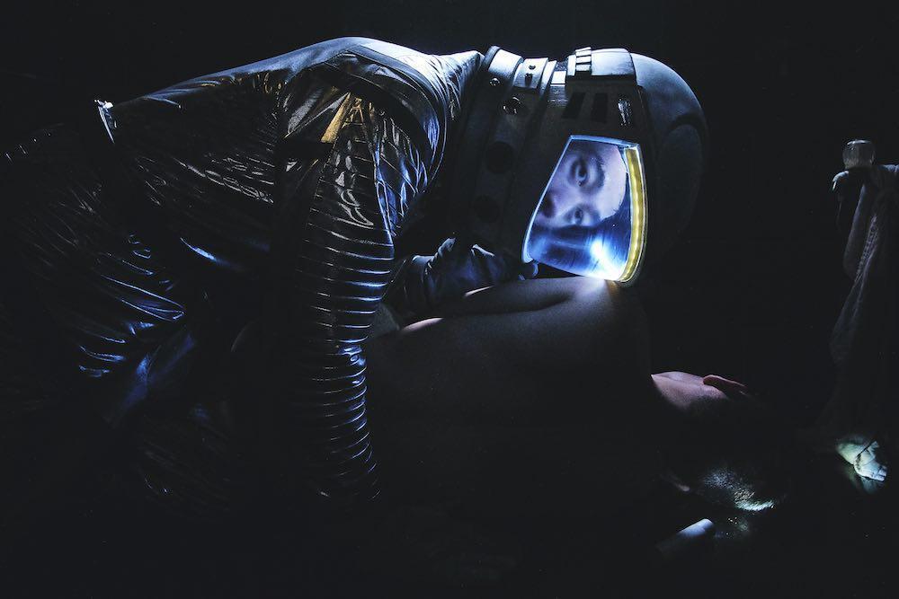 王可元拍攝《Kiss》期間,儘管天氣炎熱仍需穿著厚重太空衣。(高雄電影館提供)
