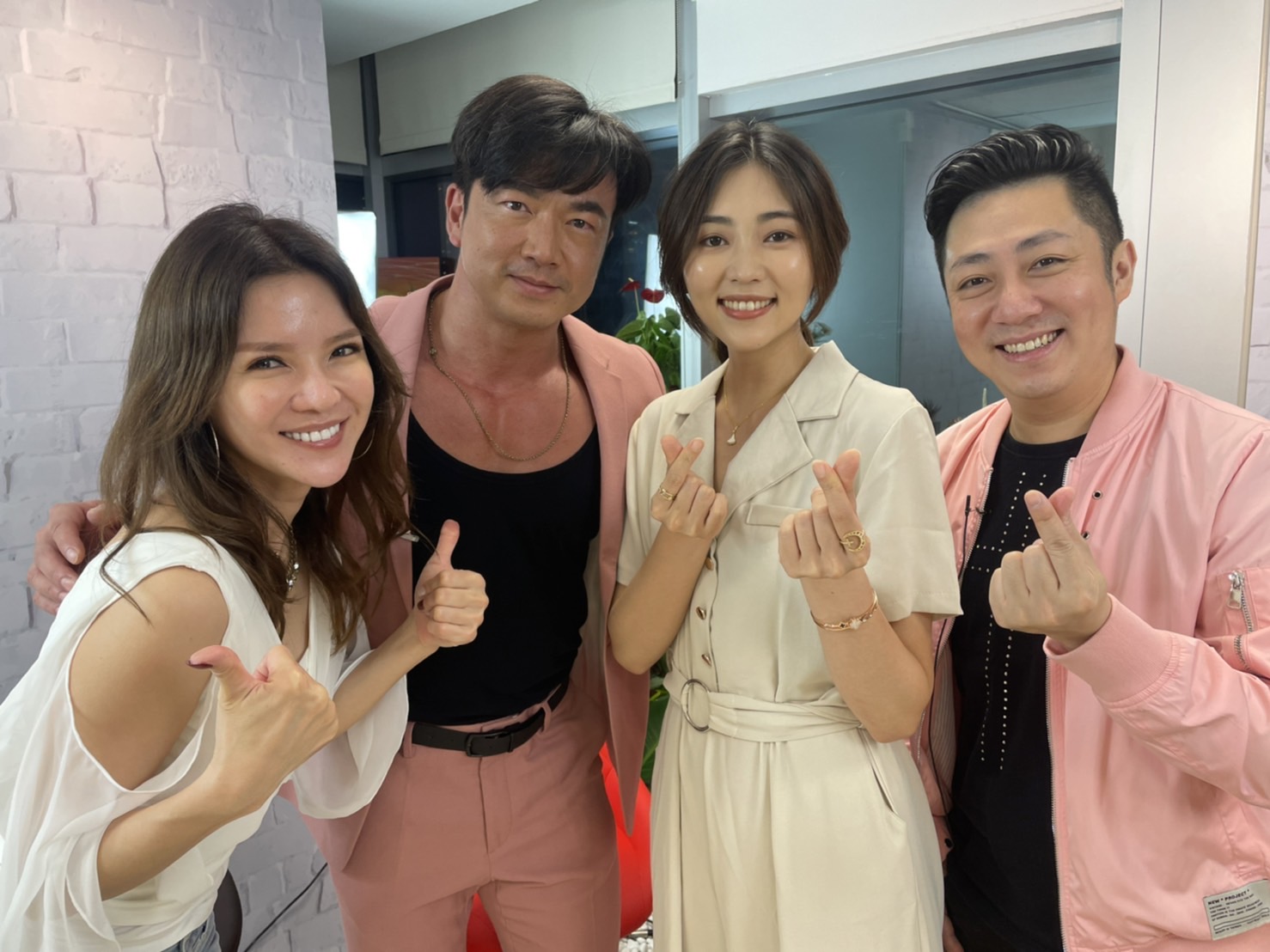 胡嘉愛（左起）、李沛旭、瑭霏、艾成一起在鳳凰直播看《外送英雄》前導片首映。（民視提供）