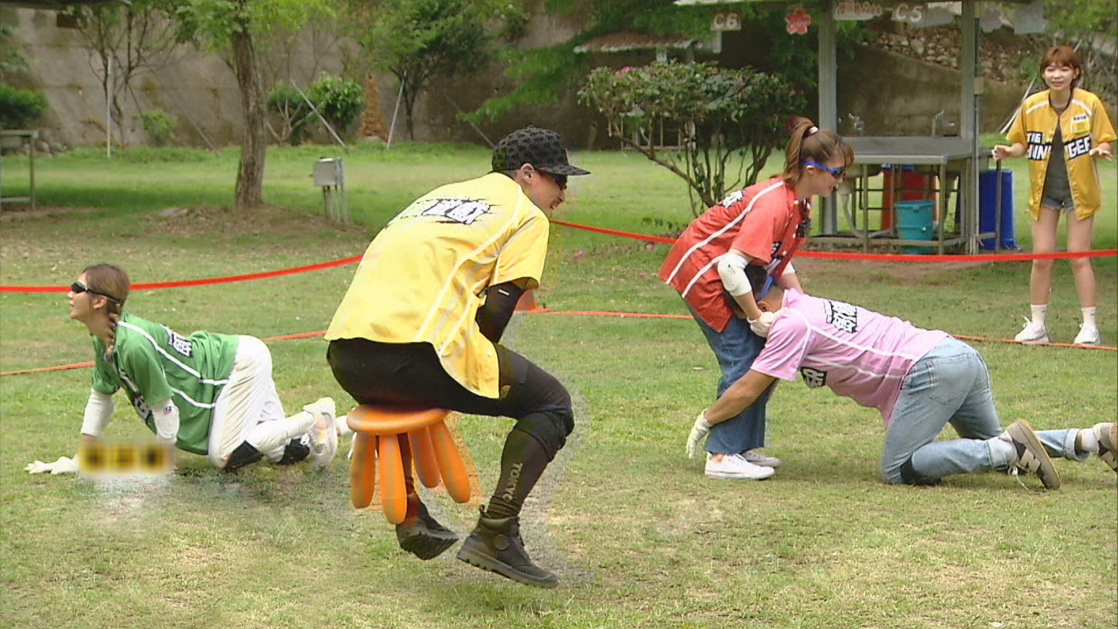 林佑星錄影頭「誤闖」張文綺胯下。（中視提供）