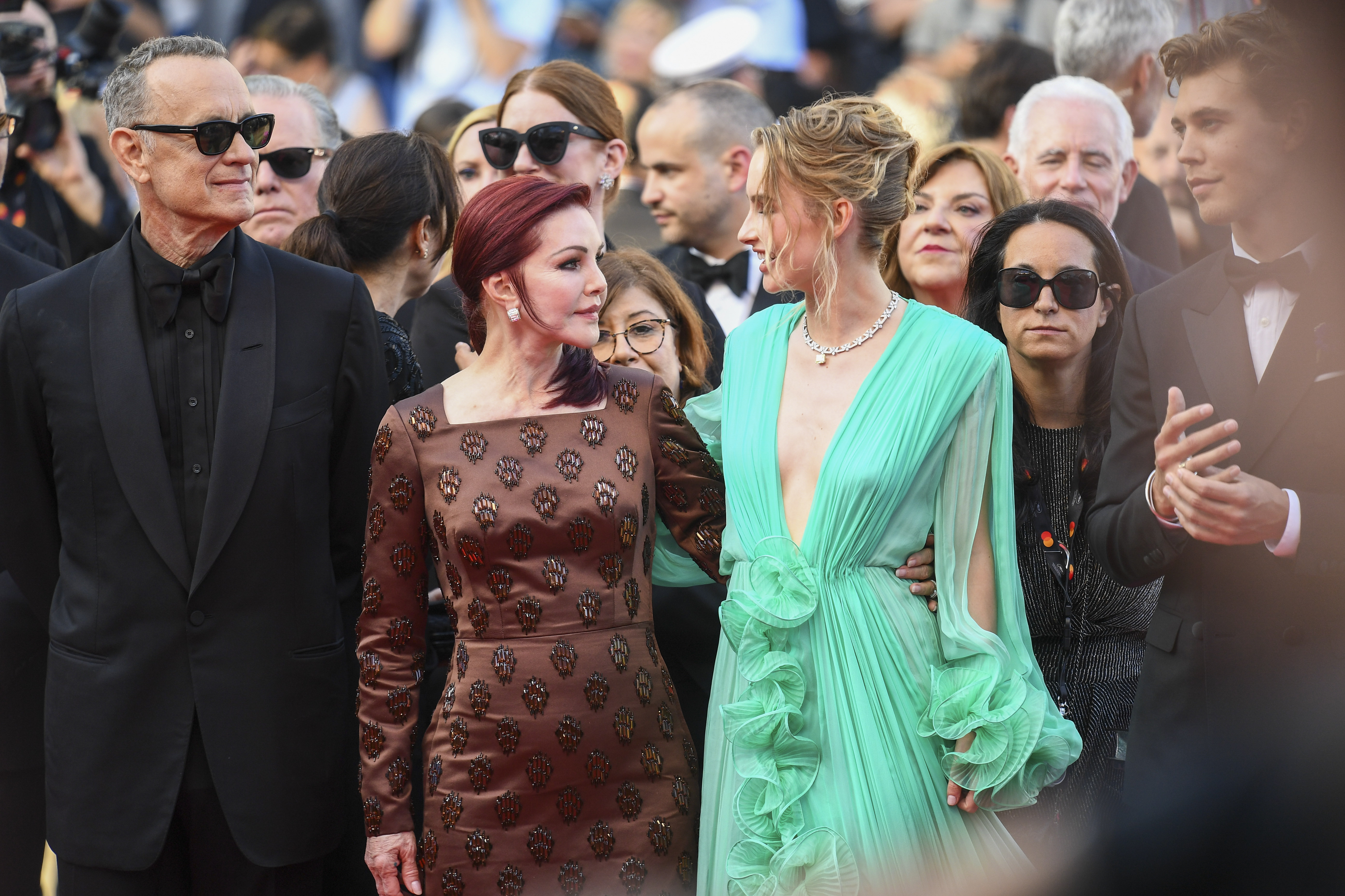 湯姆漢克（左起）、貓王遺孀普莉西拉普里斯萊、奧莉薇亞德容格、奧斯汀巴特勒，一起走上坎城影展紅毯。（華納兄弟提供）