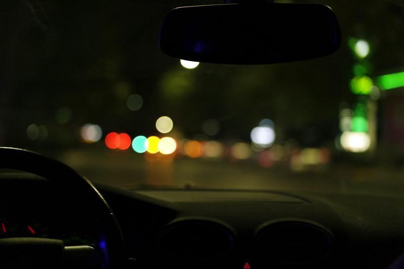 高雄一名男子慶祝解隔離，酒駕開車，結果被發現是通緝犯。（示意圖，翻攝自pexels）