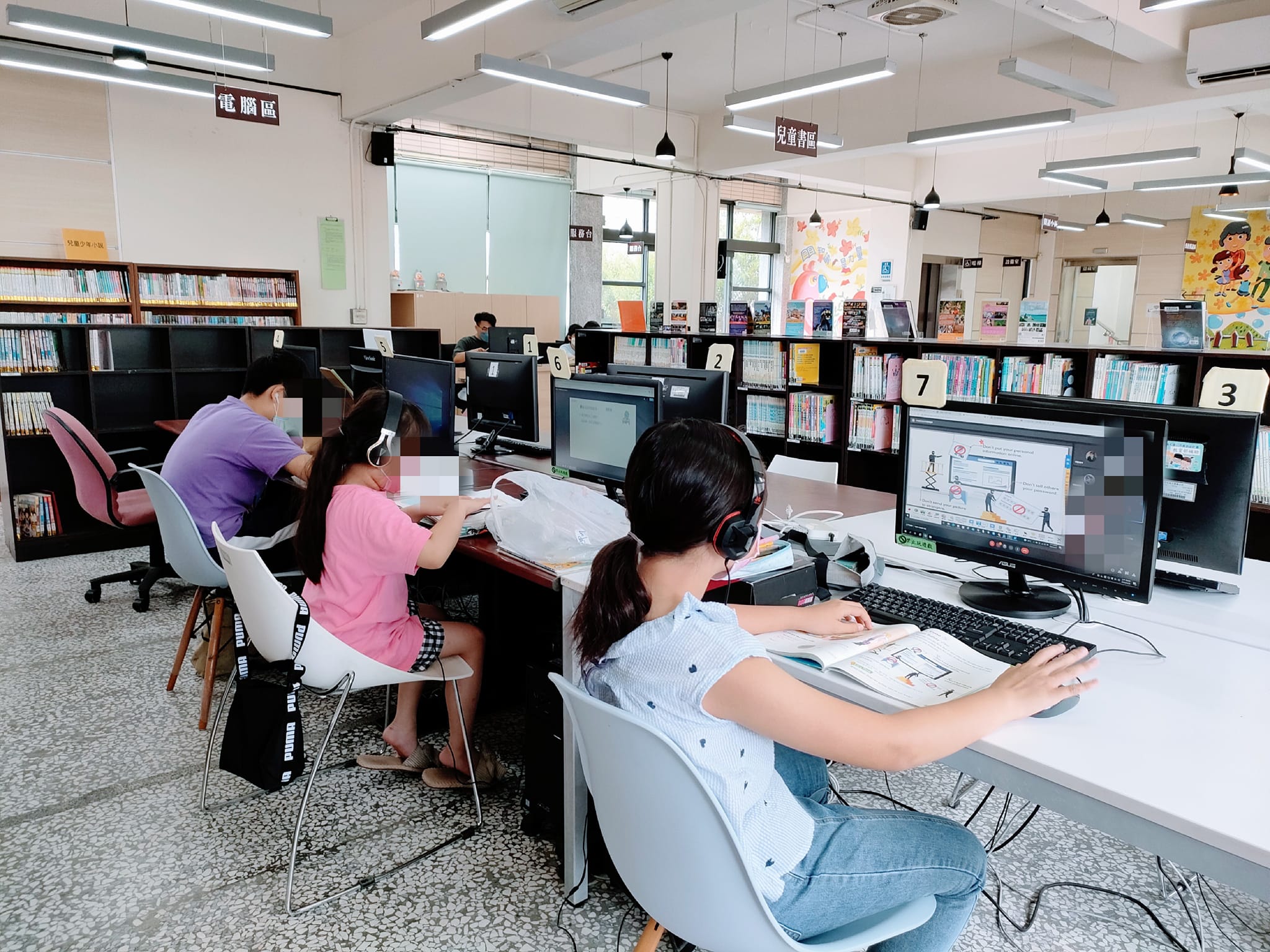 一名圖書館館長分享她從停課不停學看到的狀況，擔心未來教室裡的常態分配會走向兩極化。（翻攝自館長小編的圖書館日常臉書）