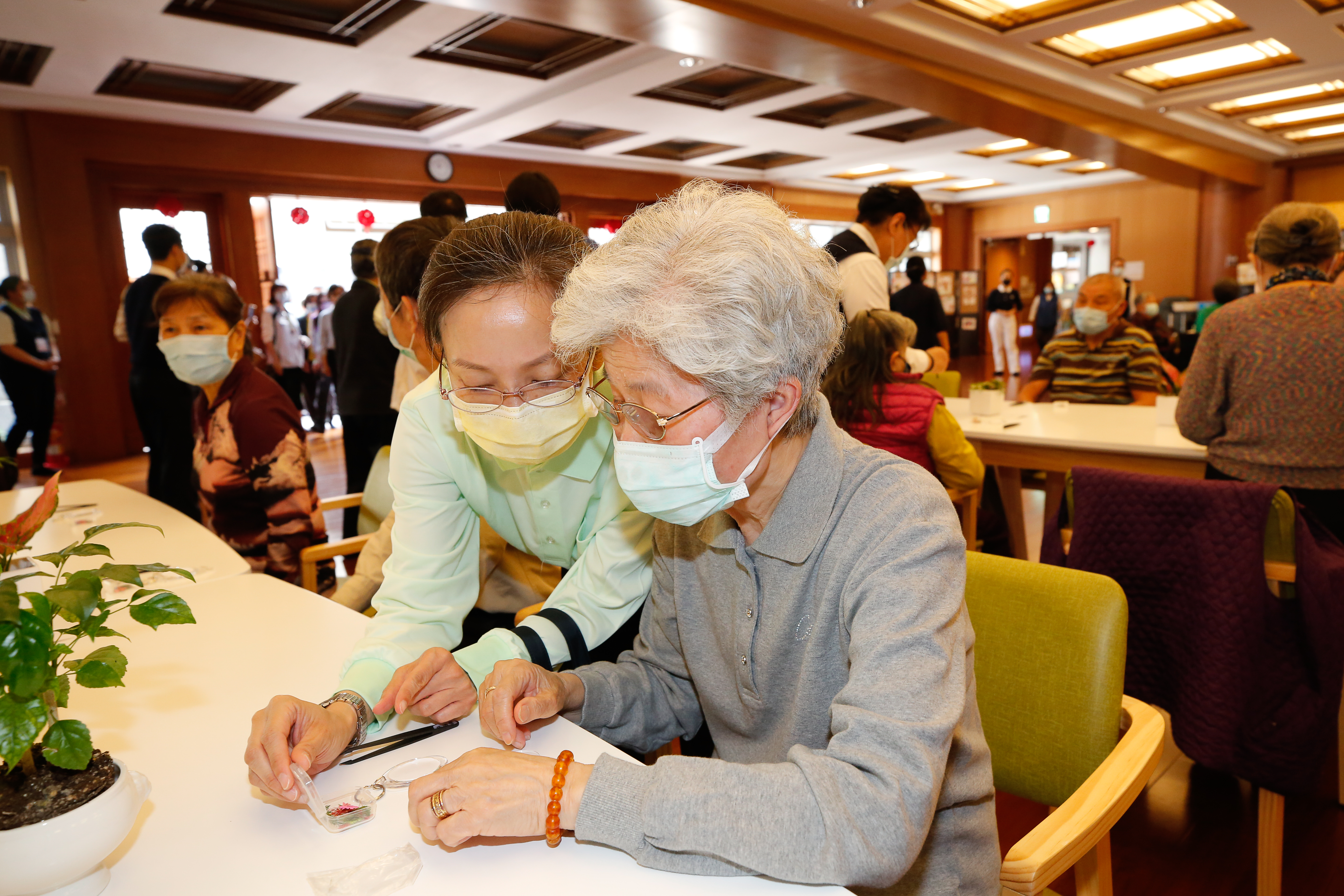 年長者買投資型保單，兩年虧掉上千萬退休金，再次警示退休族一定要好好認識商品。（本刊資料照，示意圖，非當事人）