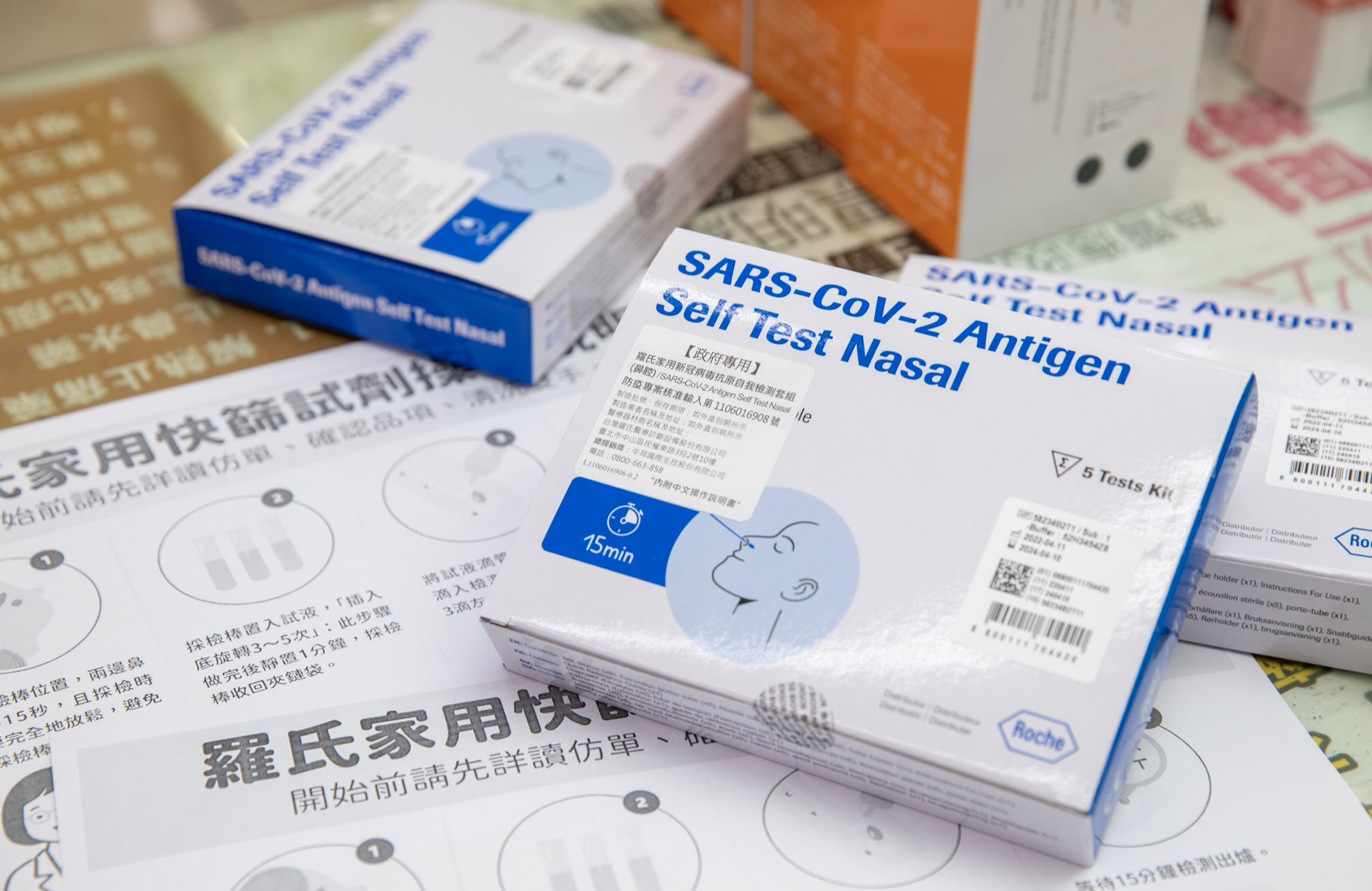 行政院長蘇貞昌今（26）日拍板，將免費發放低收入戶、中低收入戶及長照機構住民快篩試劑。（示意圖，資料照）