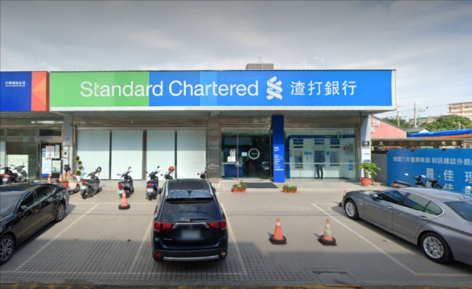 新竹縣新豐鄉渣打銀行發生搶案，警方當場將歹徒壓制逮捕。（翻攝自Google Maps）