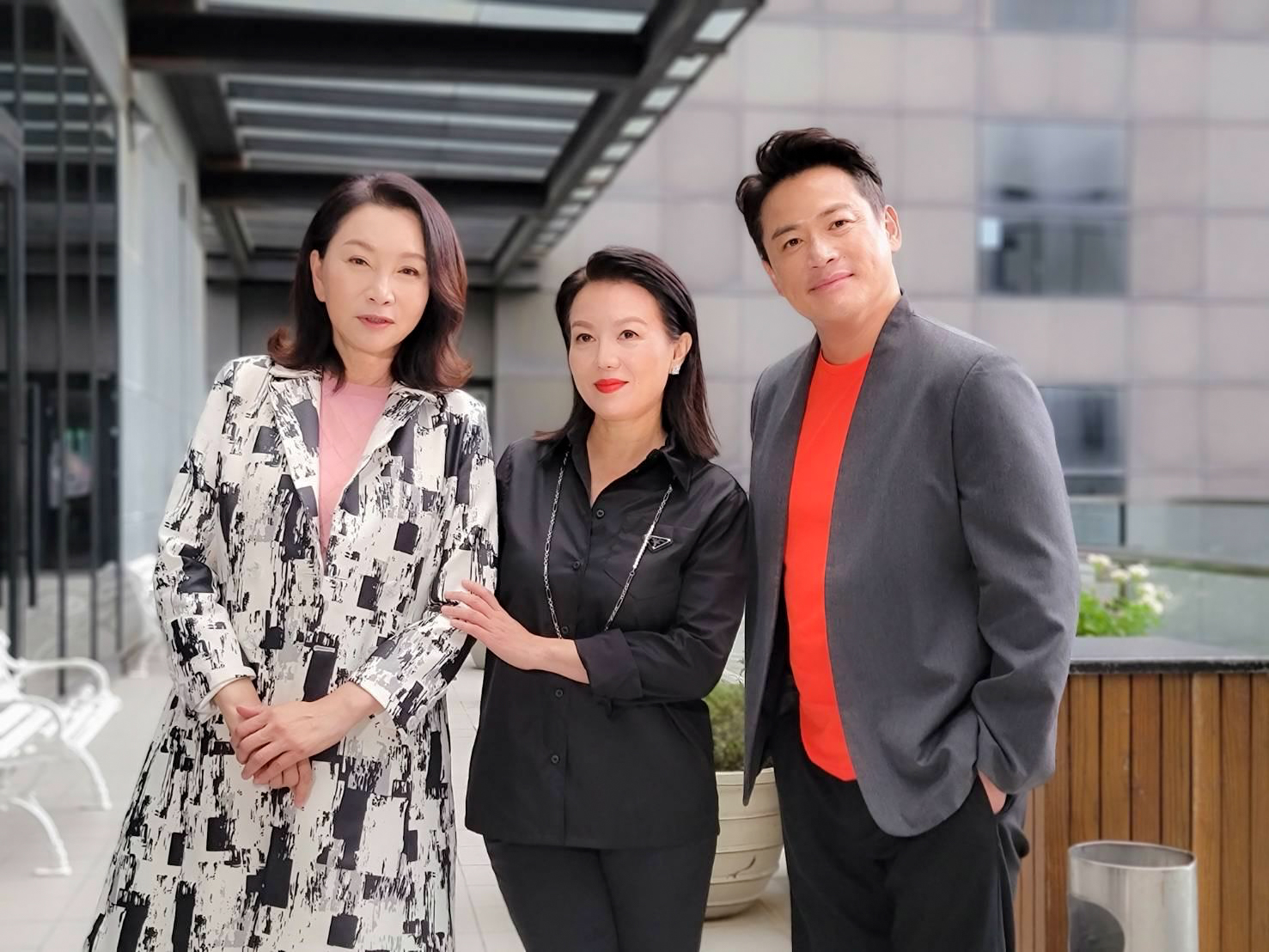 苗可麗（中）一出場就準備修理分反派母子張瓊姿（左）和江宏恩（右）。（三立提供）