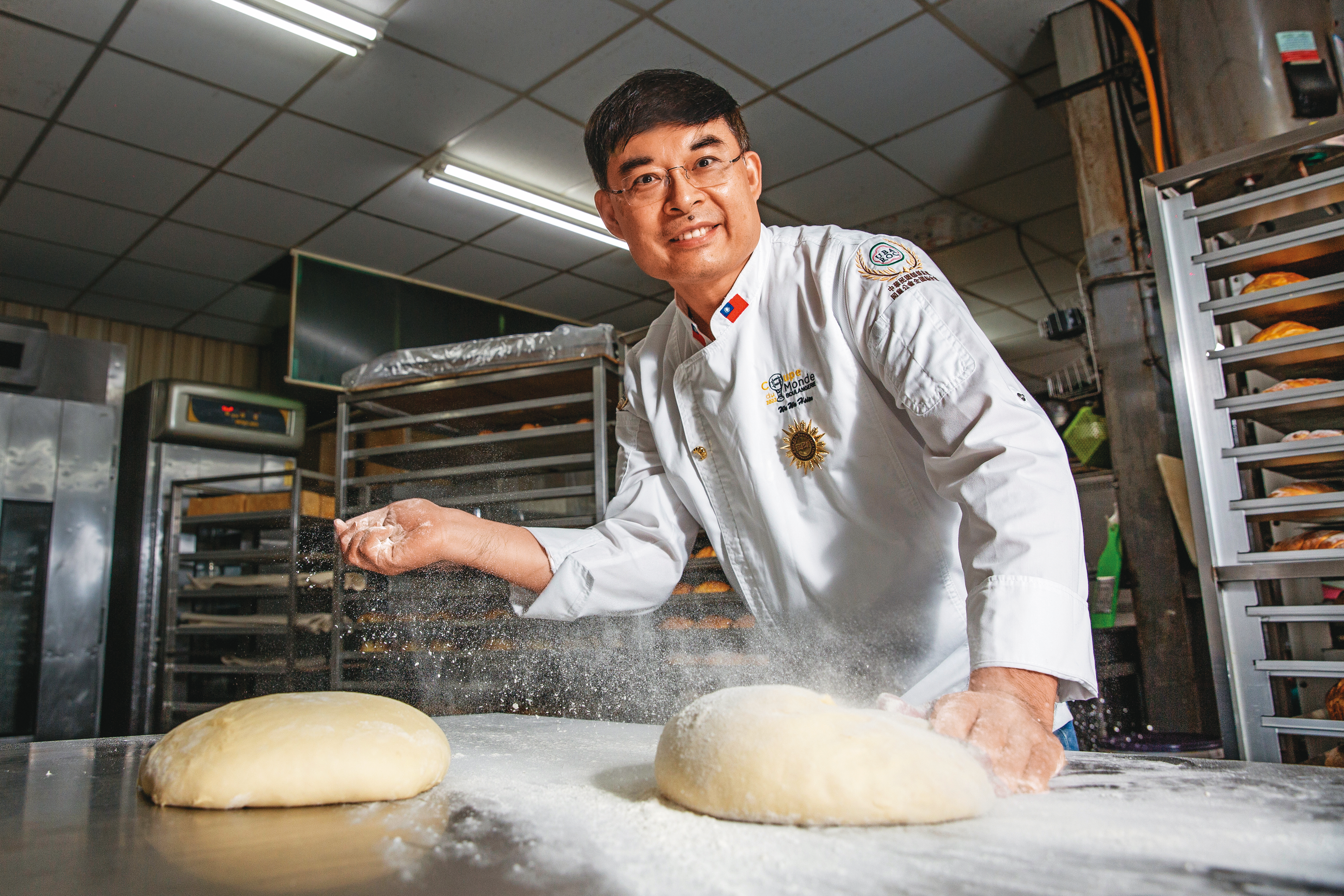 吳武憲入行烘焙業39年，2度與麵包冠軍擦身而過，今年總算以教練之姿帶領台灣隊拿下團體賽冠軍。