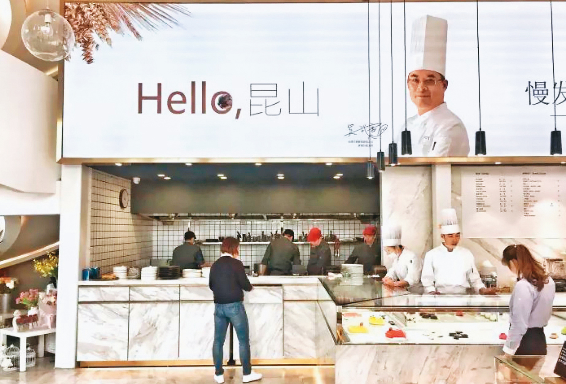 吳武憲12年前就受邀西進擔任中國麵包店或食品廠的技術總監，店面還會強調產品研發來自台灣的歐包教父。（吳武憲提供）