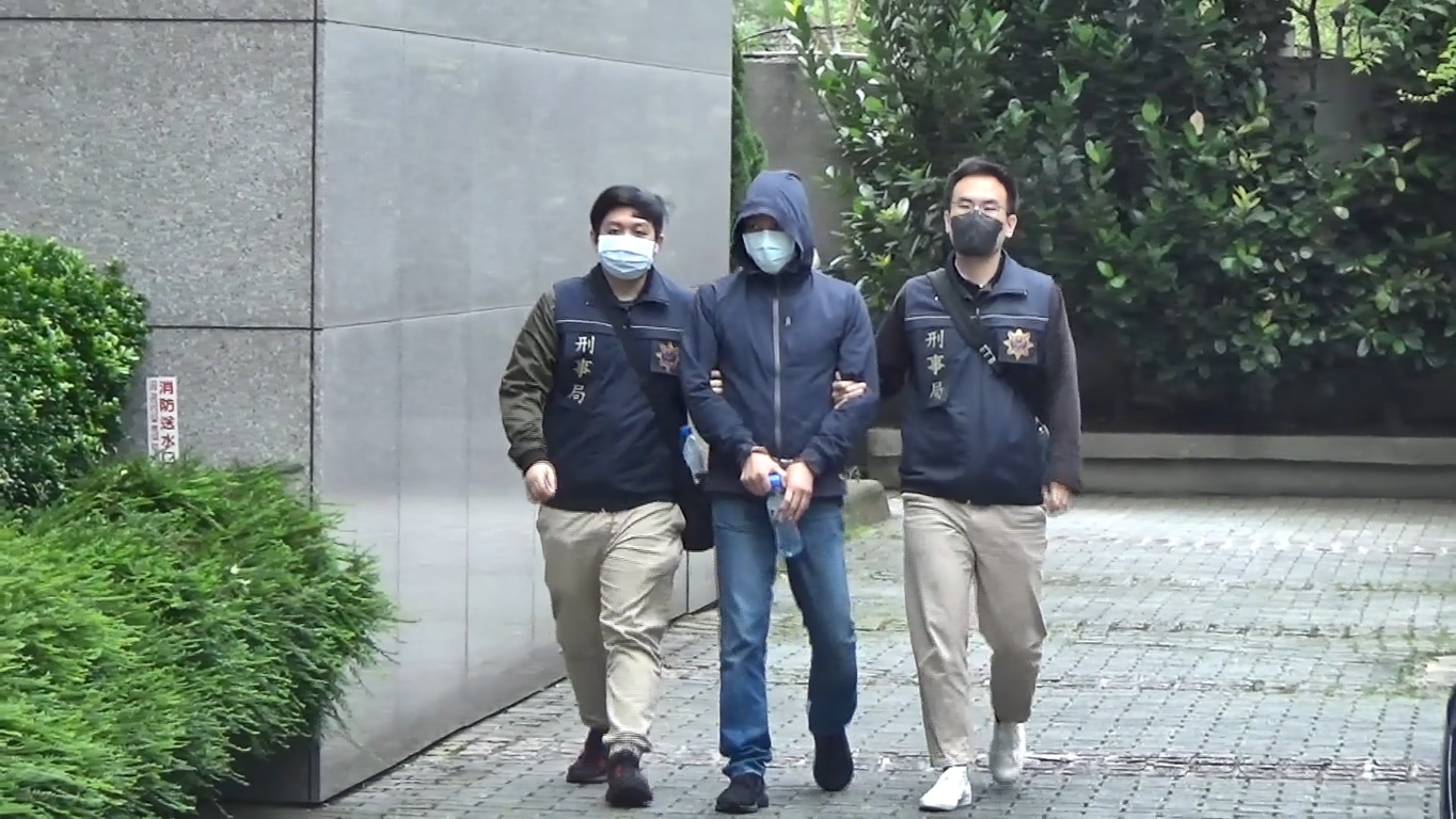 警方逮捕廖嫌（中）送辦。（翻攝畫面）