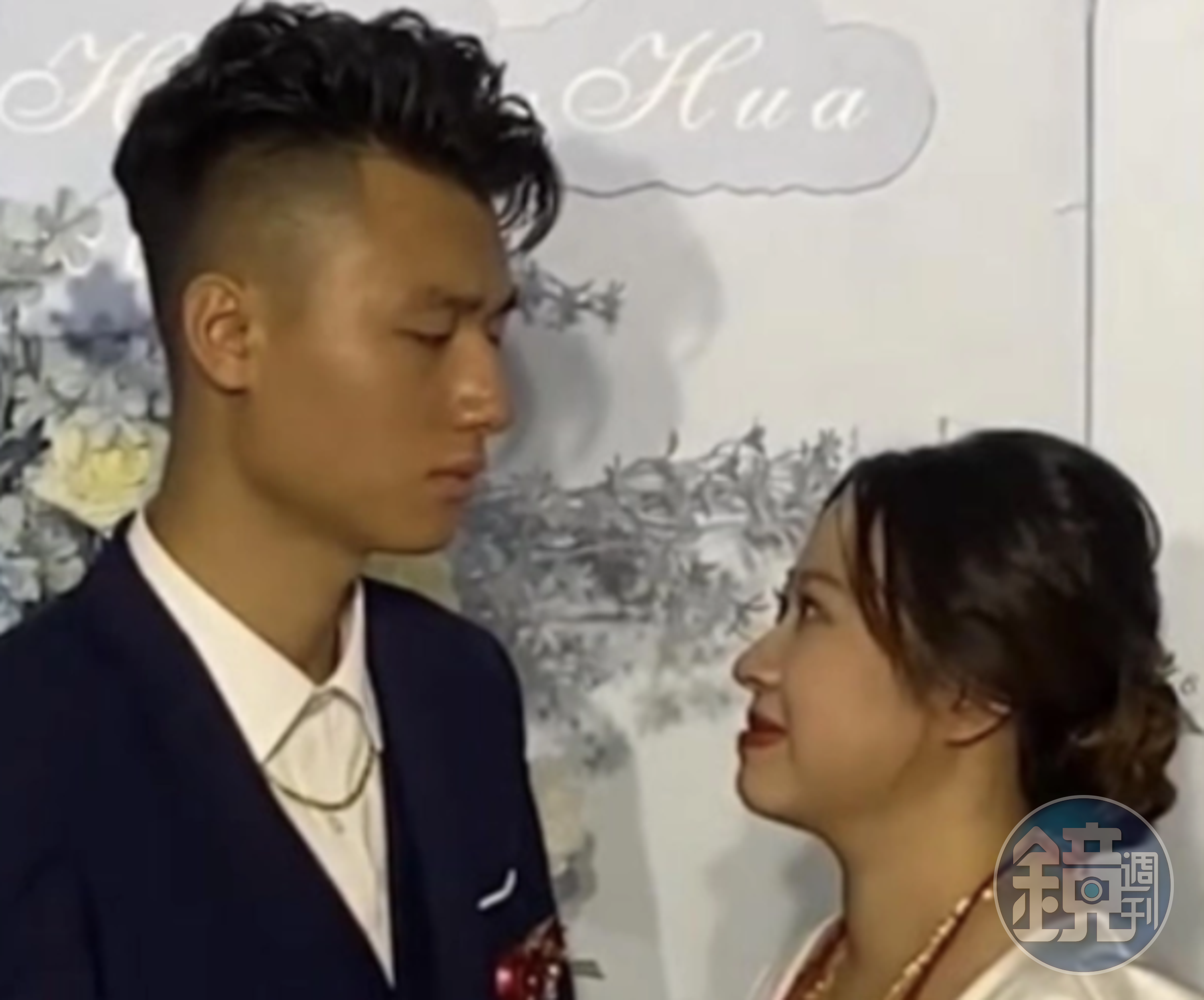 中國四川一名新人結婚，但新郎的表情極為厭世，意外成為焦點。（翻攝影片）