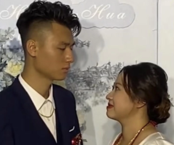 中國四川一名新人結婚，但新郎的表情極為厭世，意外成為焦點。（翻攝影片）