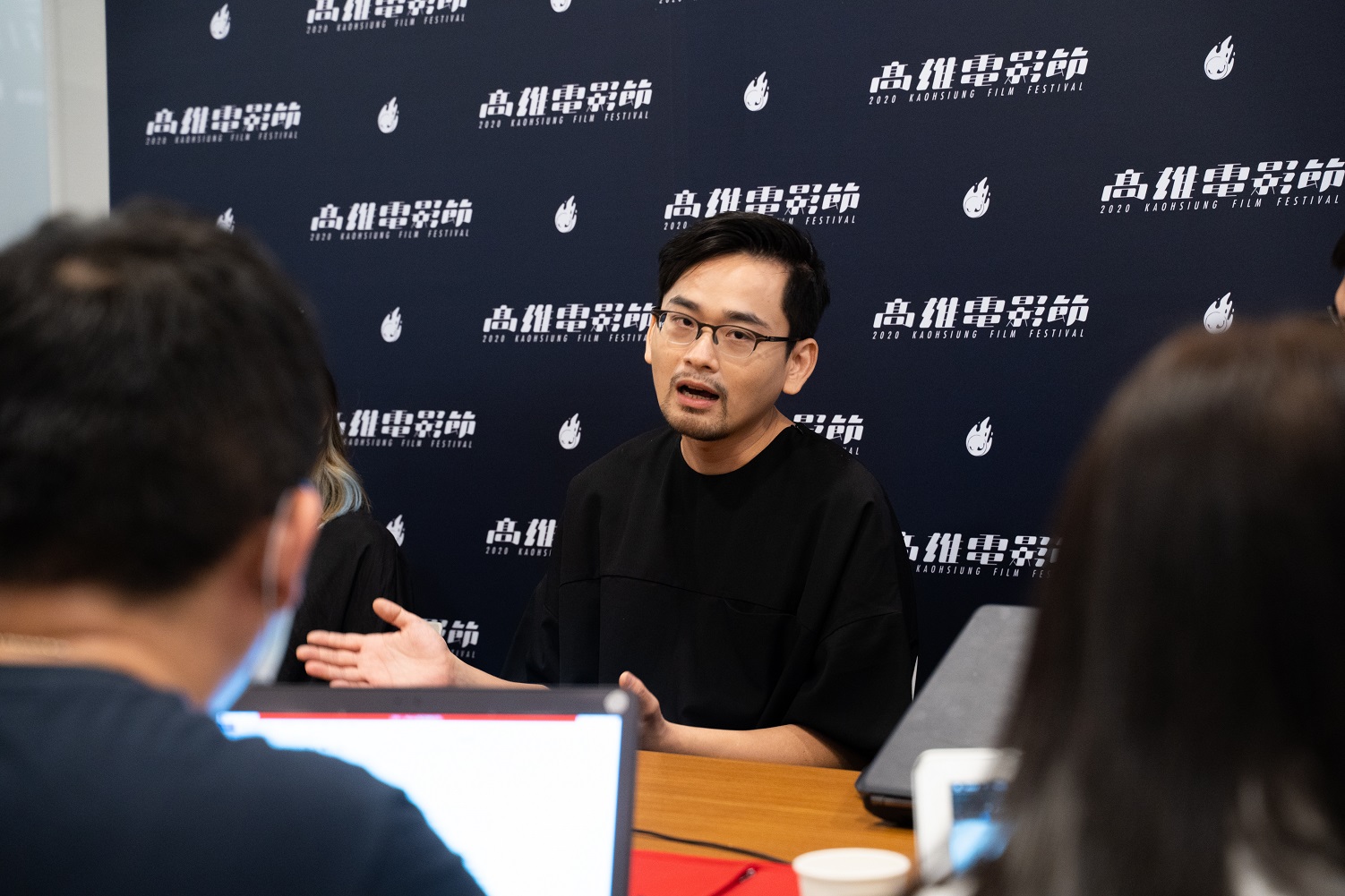 《霧中》導演周東彥在活動上分享拍攝歷程。（高雄市電影館提供）