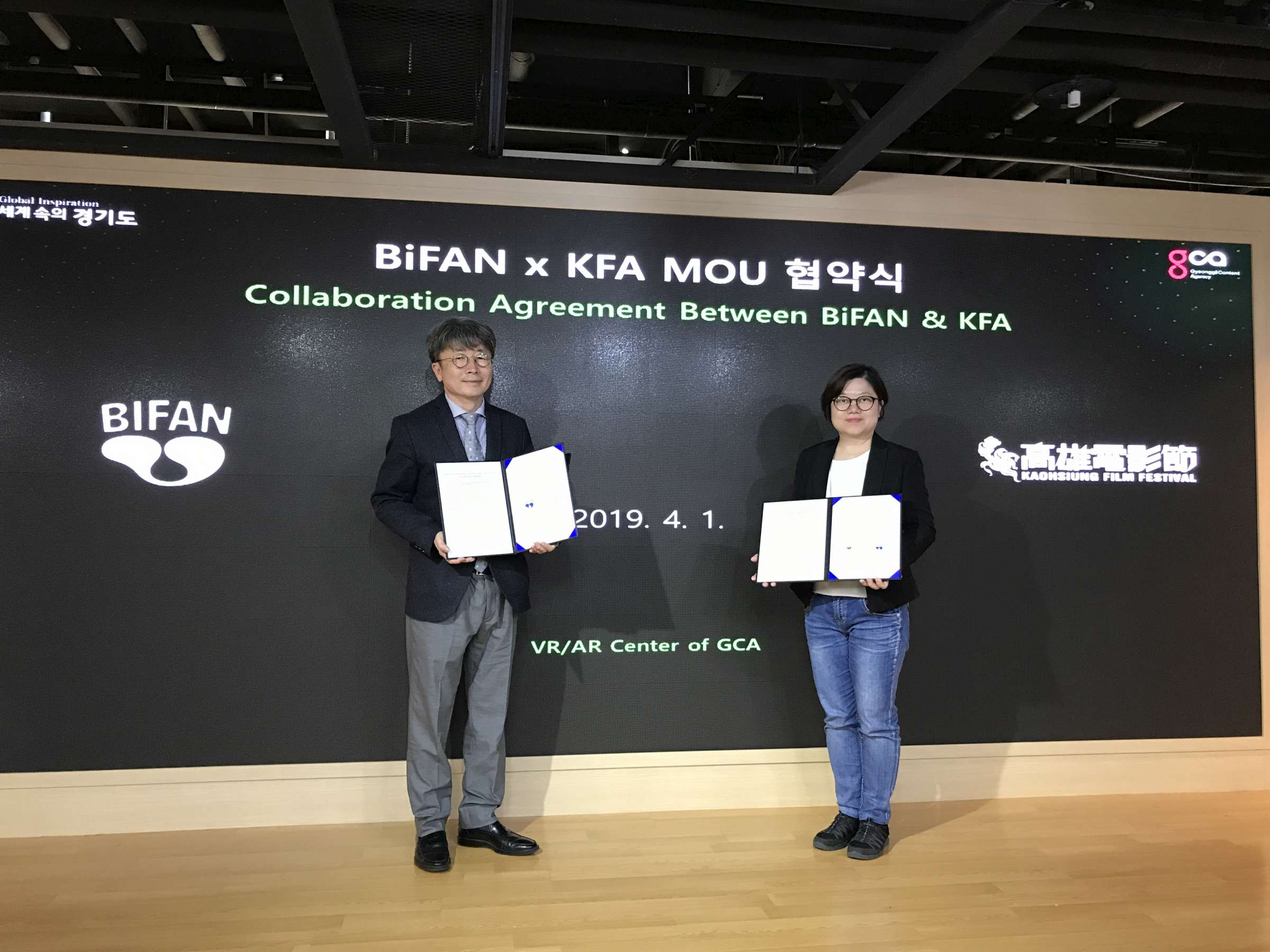 高雄市電影館長楊孟穎(右)與韓國富川國際奇幻影展總監申哲(左)簽定合作備忘錄。 (高雄市電影館提供)