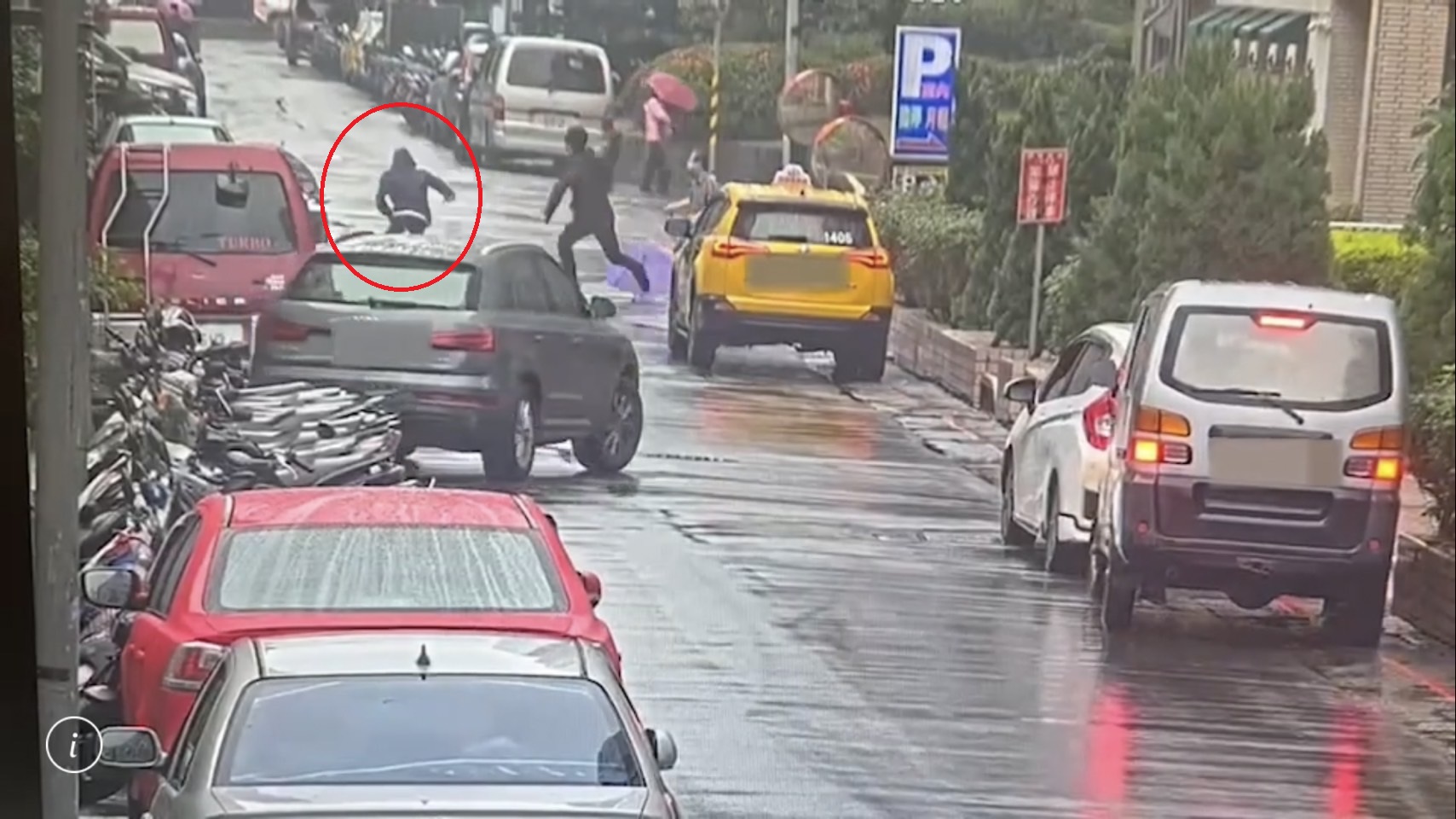 吳姓詐騙車手（紅圈）依約取款時，埋伏警員一擁而上將他制伏。（翻攝畫面）