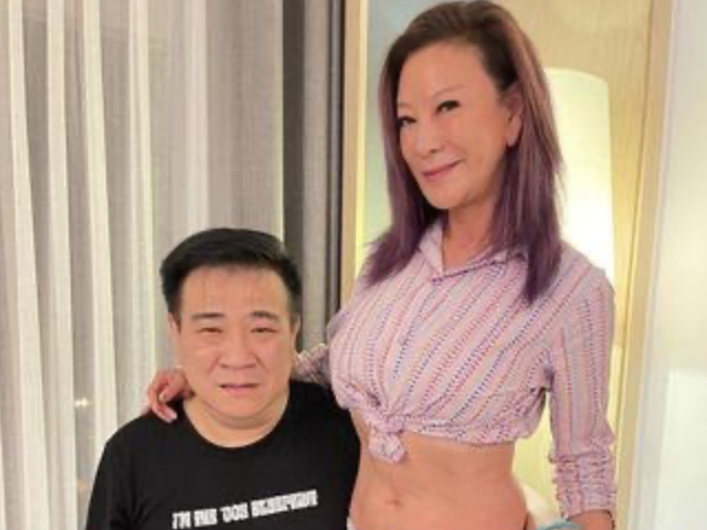白雲和楊繡惠手勾著手共撐一把傘，被海產當場拍下。（翻攝自海產臉書）