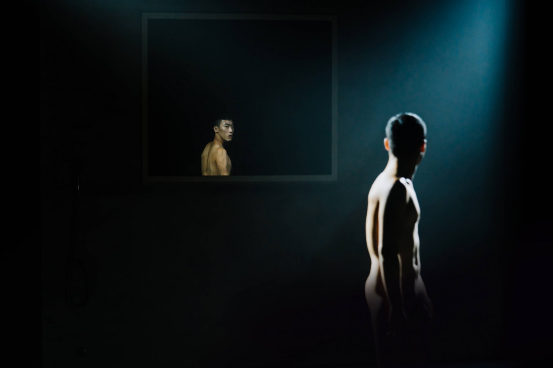 周東彥執導的原創VR《霧中》以8K高畫質帶領觀眾走進同志三溫暖，浸入情欲蒸騰的空間。（高雄市電影館提供）