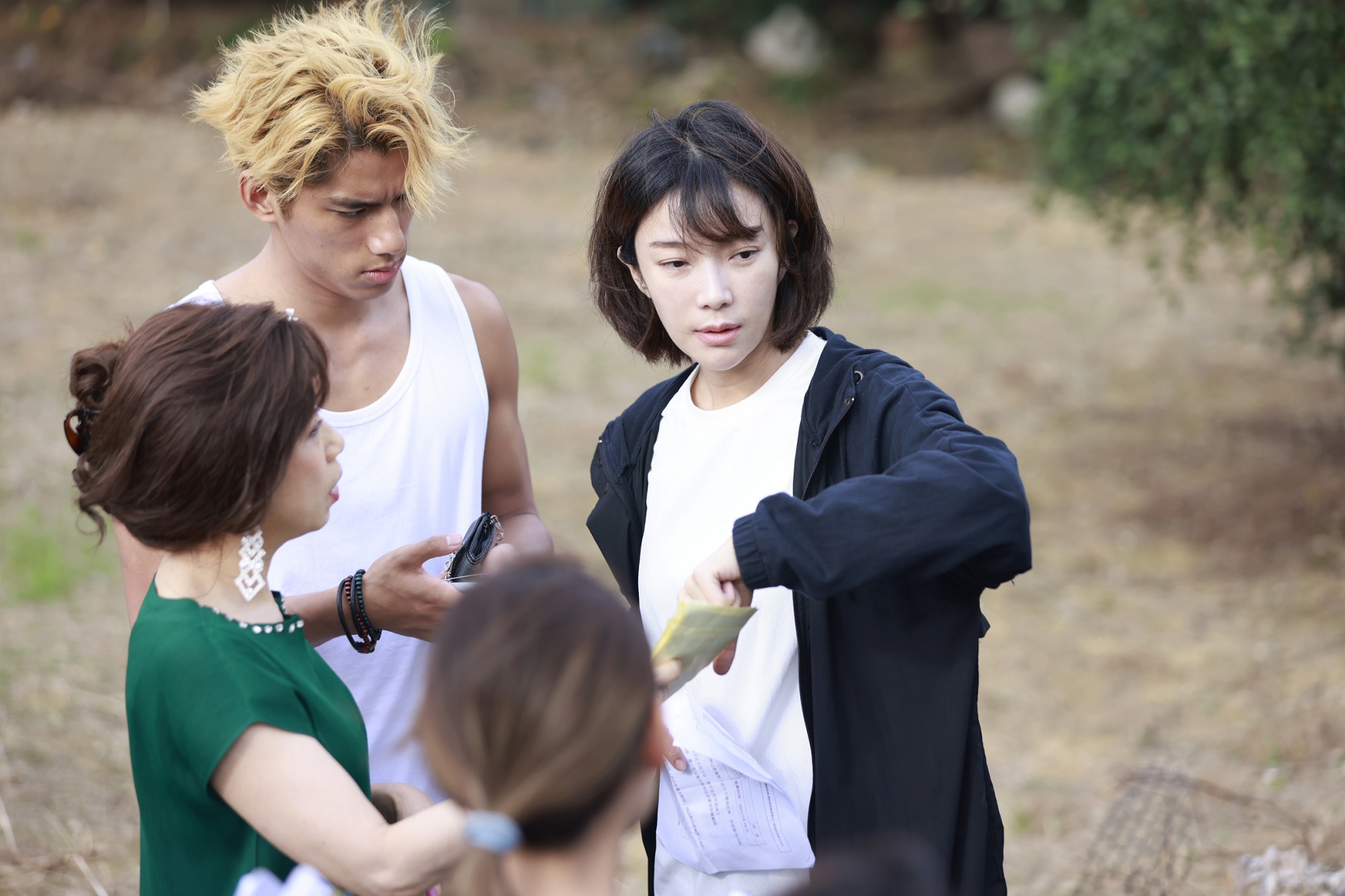 蔡淑臻（右）為投入「小劉醫師」角色，每天穿短褲、T恤現身。（公視提供）