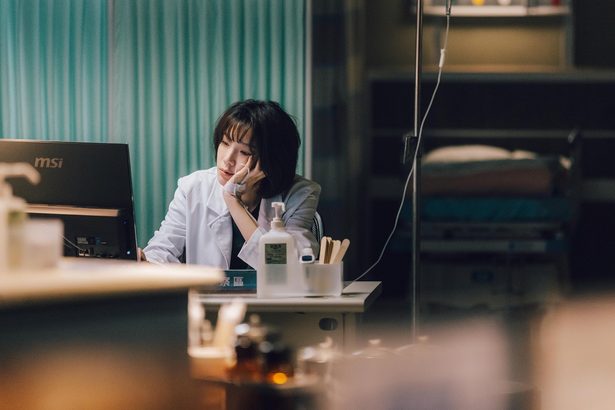 《村裡來了個暴走女外科》從誇張搞笑的劇情，逐漸揭開超時工作、醫療糾紛等沈重議題。（公視提供）