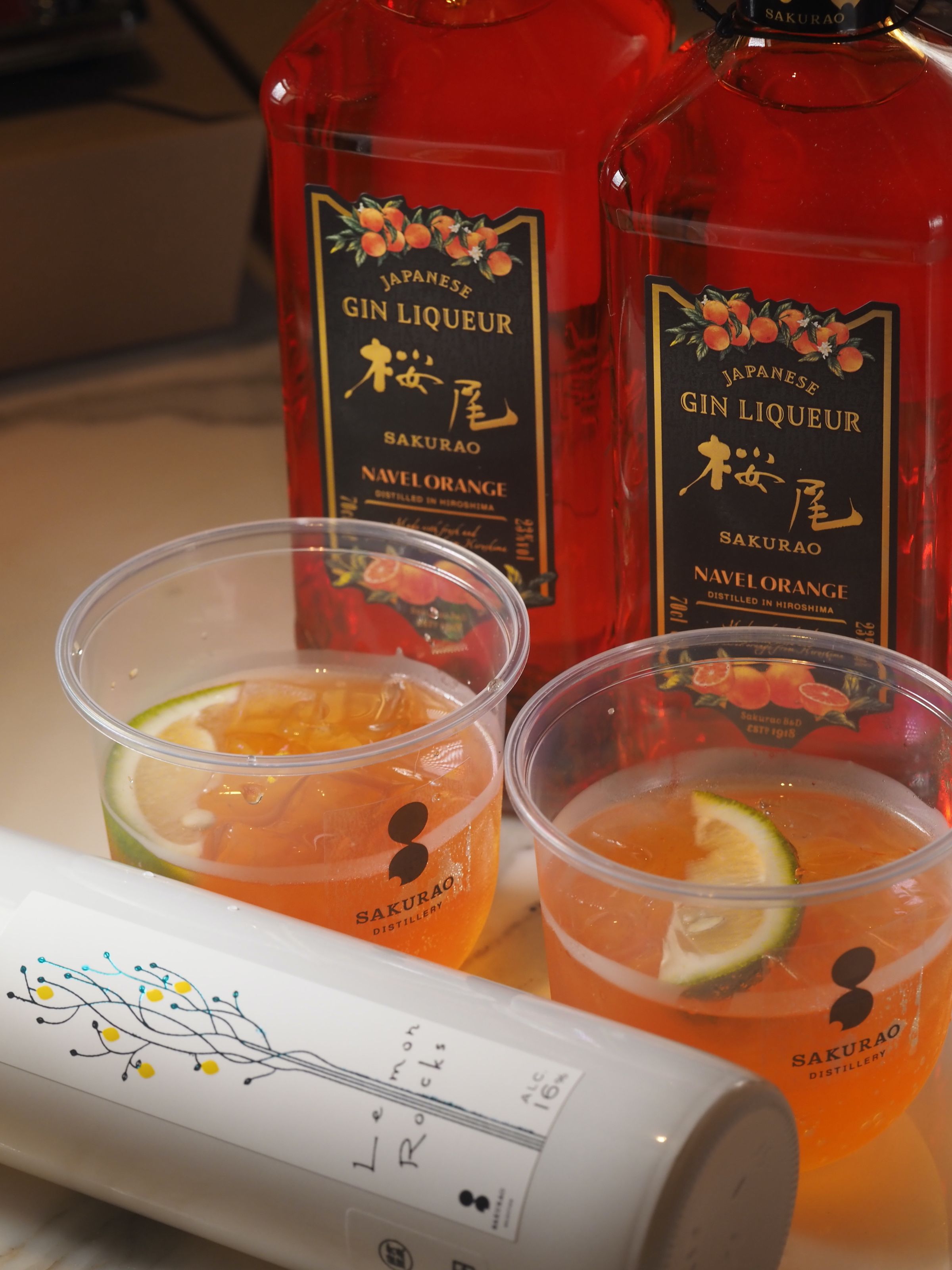 新品發表會上的迎賓飲就用櫻尾生產的柑橘琴酒，加上以檸檬汁勾兌檸檬酒的利口酒調成，柑橘風味清爽怡人。