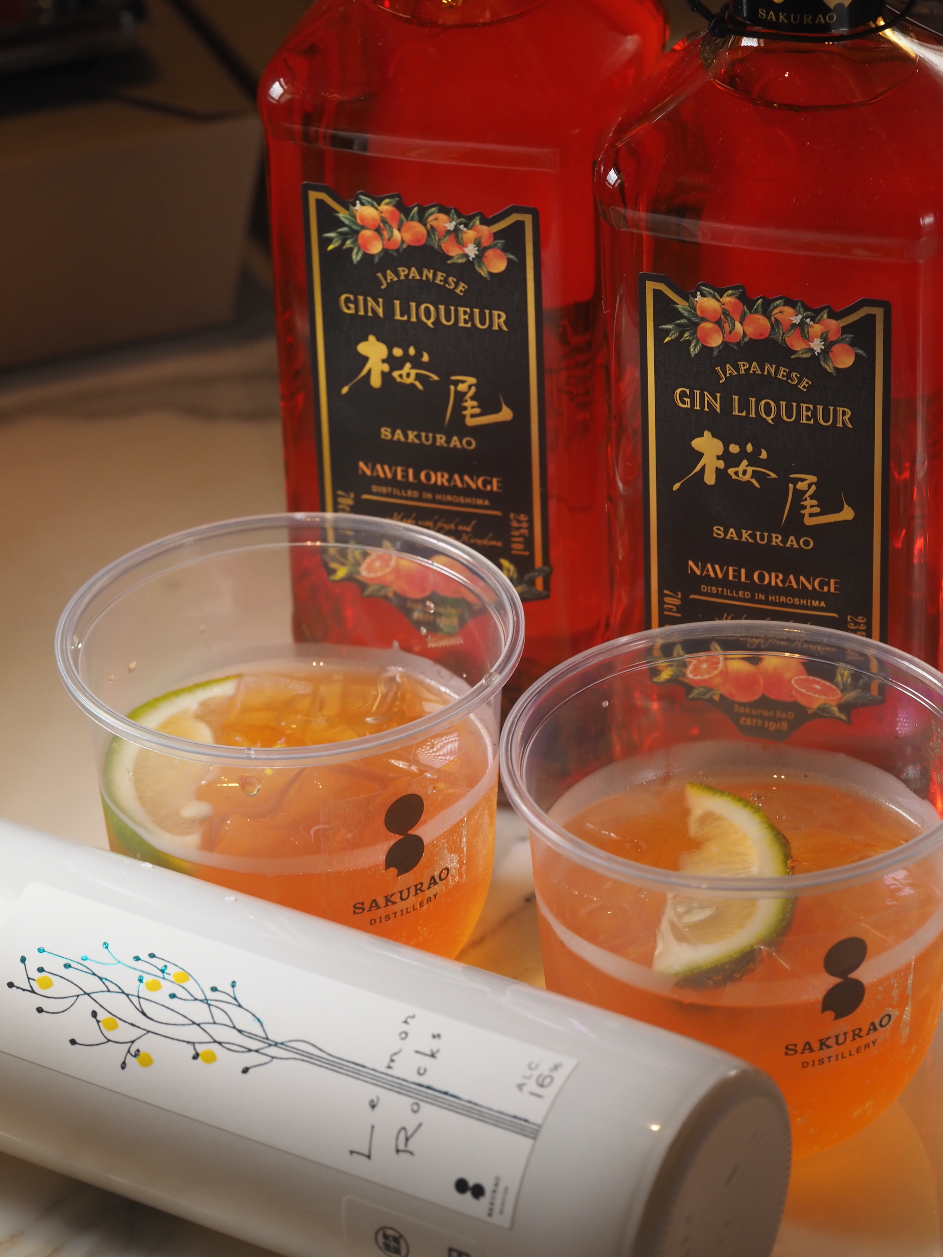 新品發表會上的迎賓飲就用櫻尾生產的柑橘琴酒，加上以檸檬汁勾兌檸檬酒的利口酒調成，柑橘風味清爽怡人。
