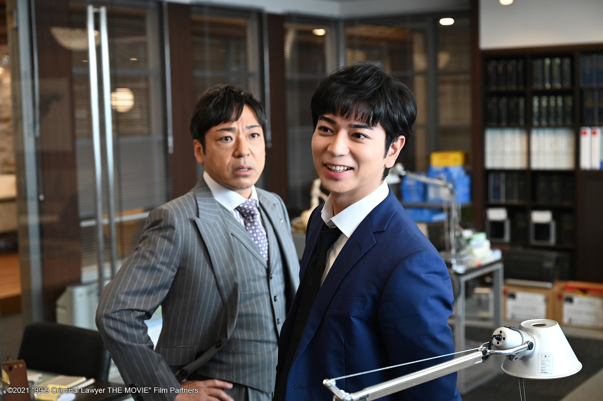 松本潤（右）主演日劇《99.9 不可能的翻案》以電影版回歸，片中他與香川照之的互動搞笑度再升級。（車庫娛樂提供）