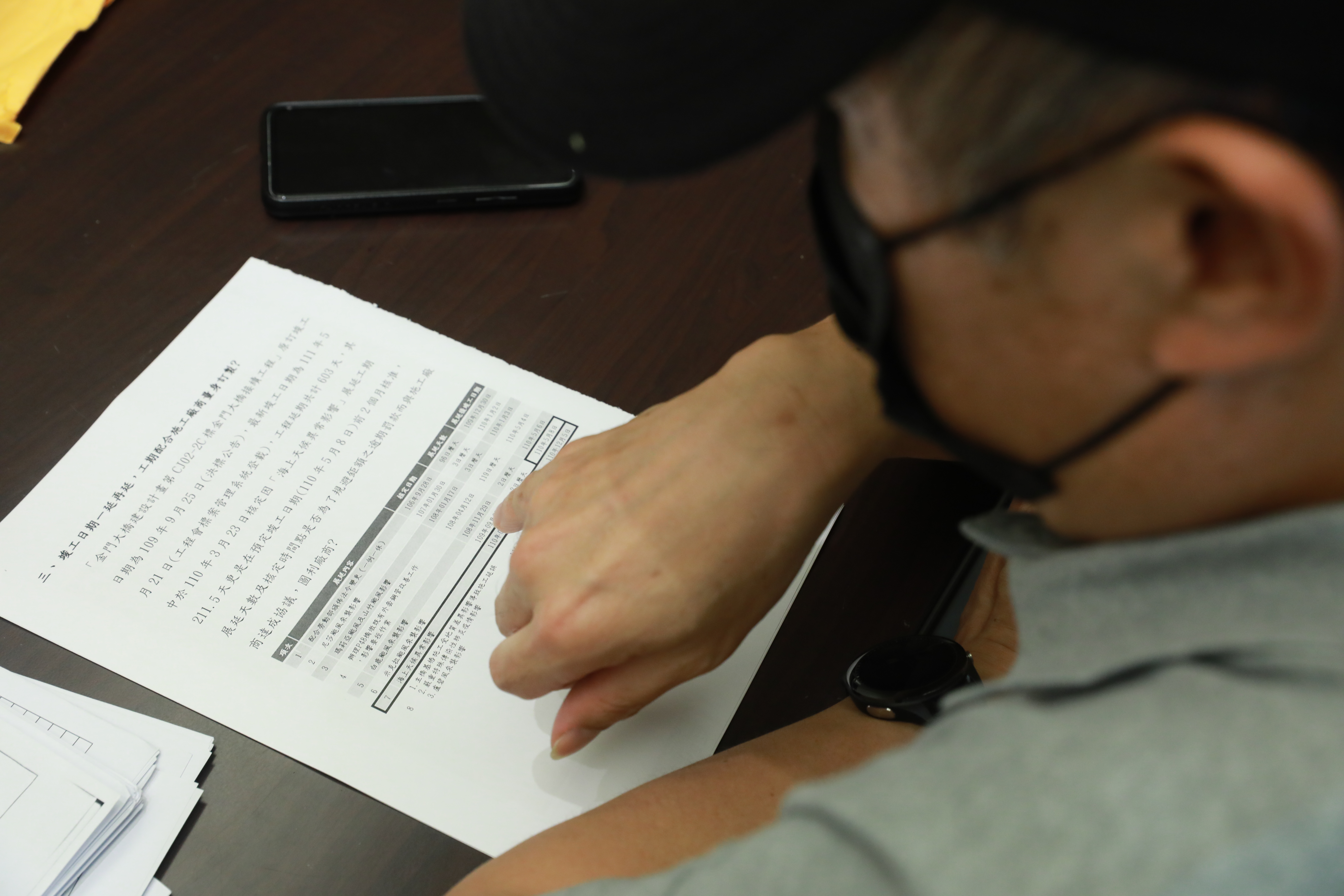 A先生指出金門大橋接續工程延宕8次，理由語焉不詳，質疑主管機關幫廠商規避鉅額逾期罰鍰。