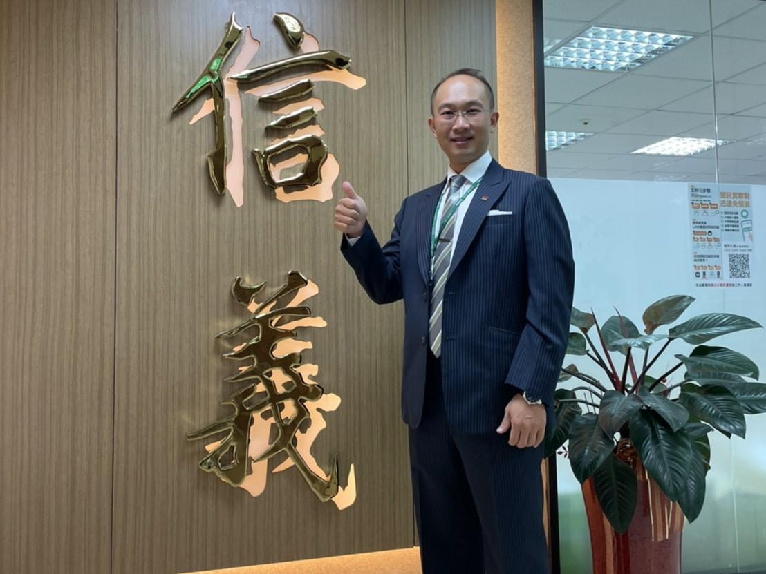 信義房屋台中草悟道店店長王保富擁有日本碩士學歷,不僅如此,他還是具有執照的游泳教練。(信義房屋提供)