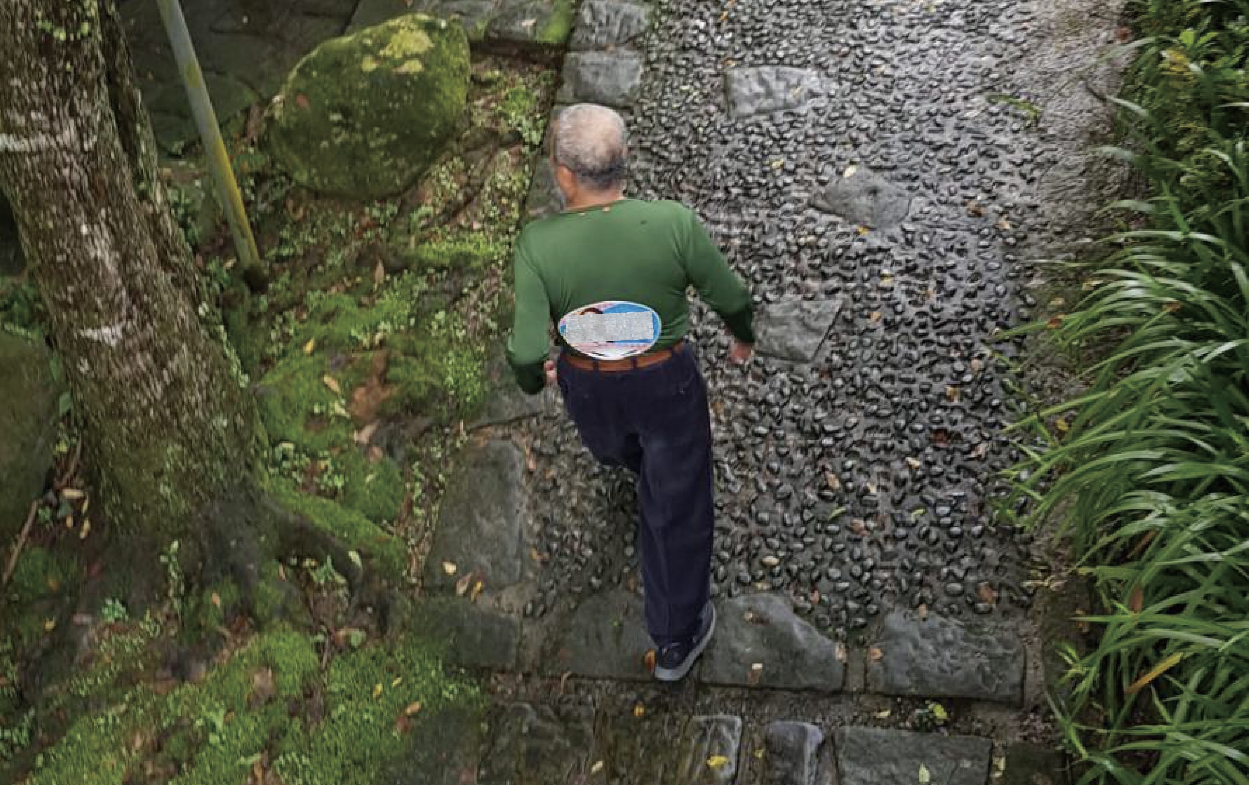 「遛鳥」猥褻老翁見警車到來立刻逃離現場。（林岳龍提供）