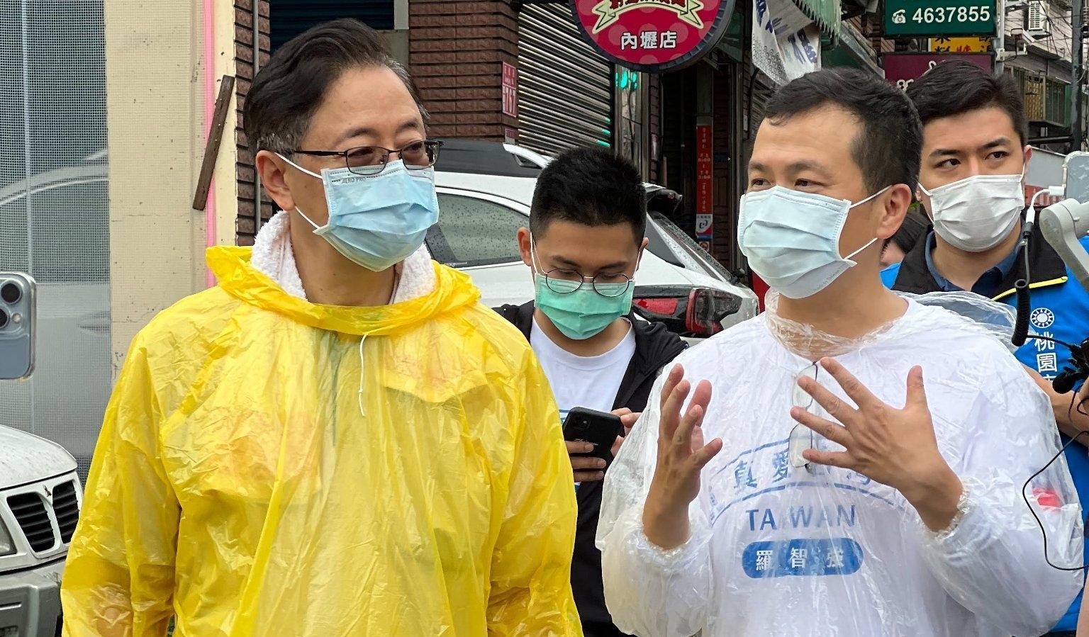 張善政（左1）與羅智強（右2）昨天合體，不過晚間就傳出羅的發言人何元楷（左2）快篩陽性。（翻攝自張善政臉書）